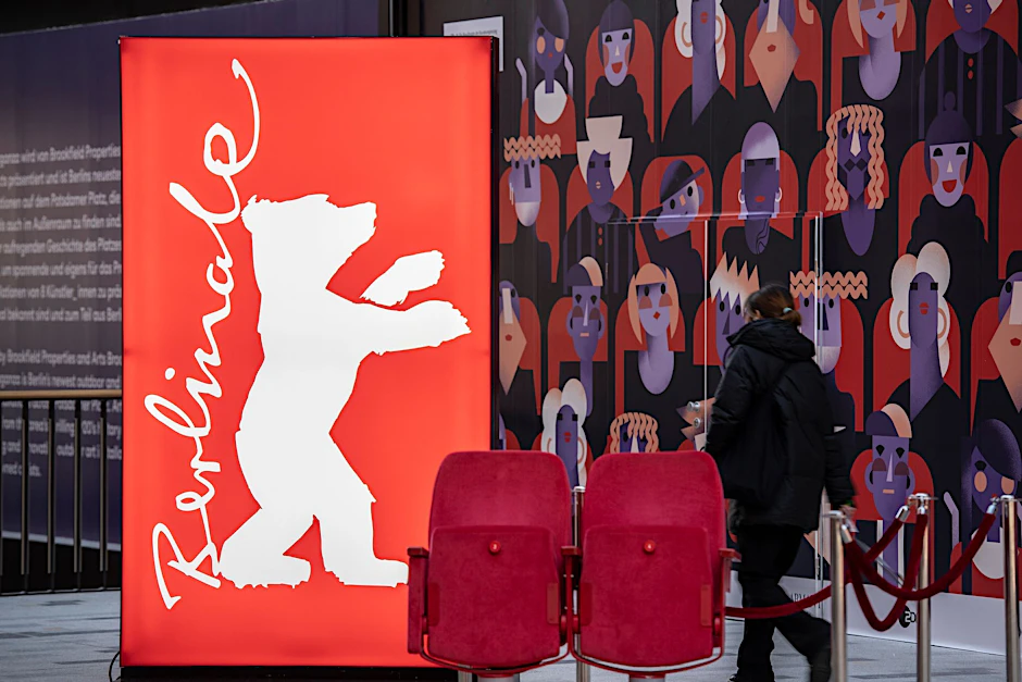 &nbsp;Eine Frau geht am Logo der Filmfestspiele Berlinale vorbei.