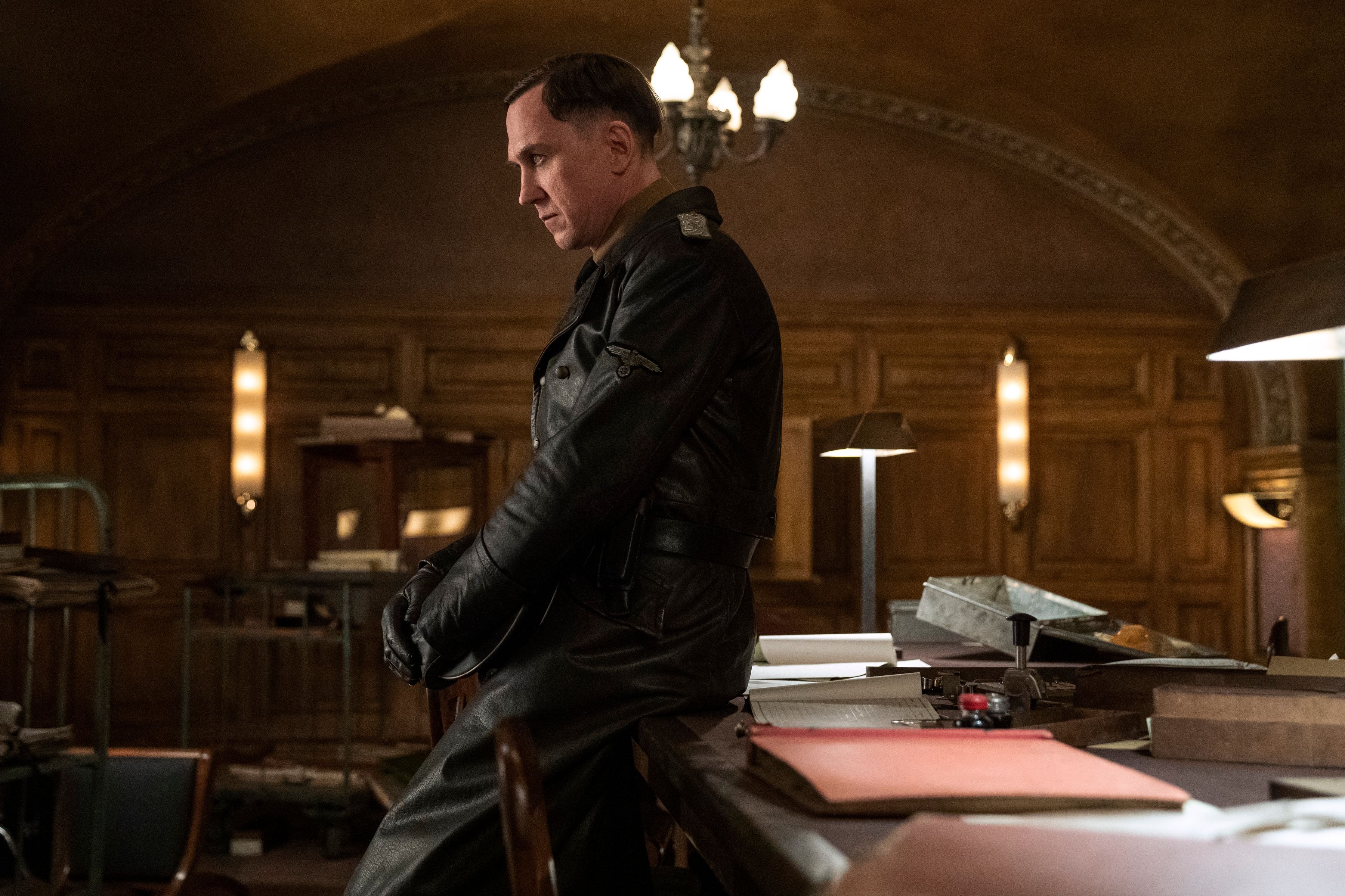 Lars Eidinger in der Netflix-Serie „Alles Licht, das wir nicht sehen“ – Die Streaming-Kritik