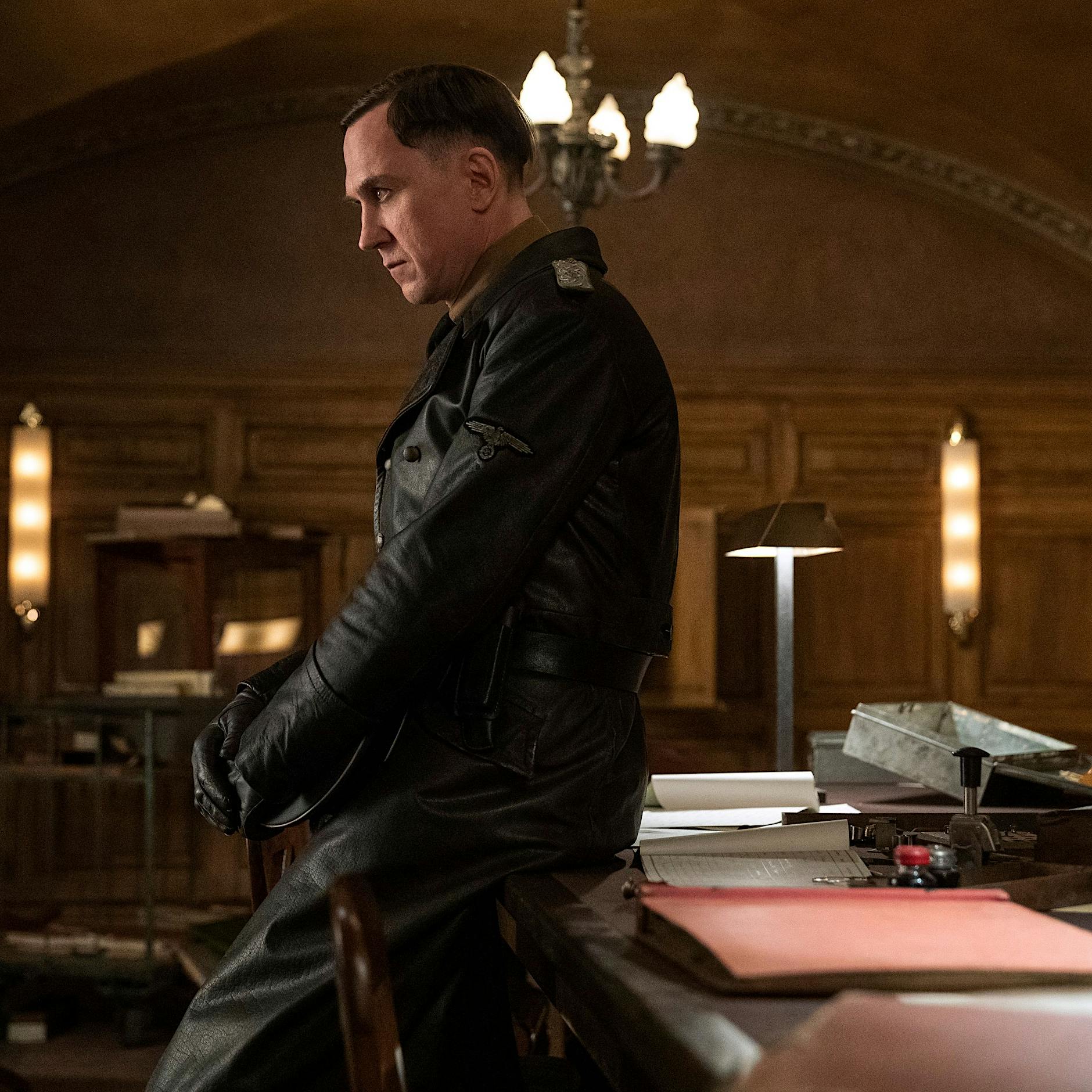 Lars Eidinger in der Netflix-Serie „Alles Licht, das wir nicht sehen“ – Die Streaming-Kritik