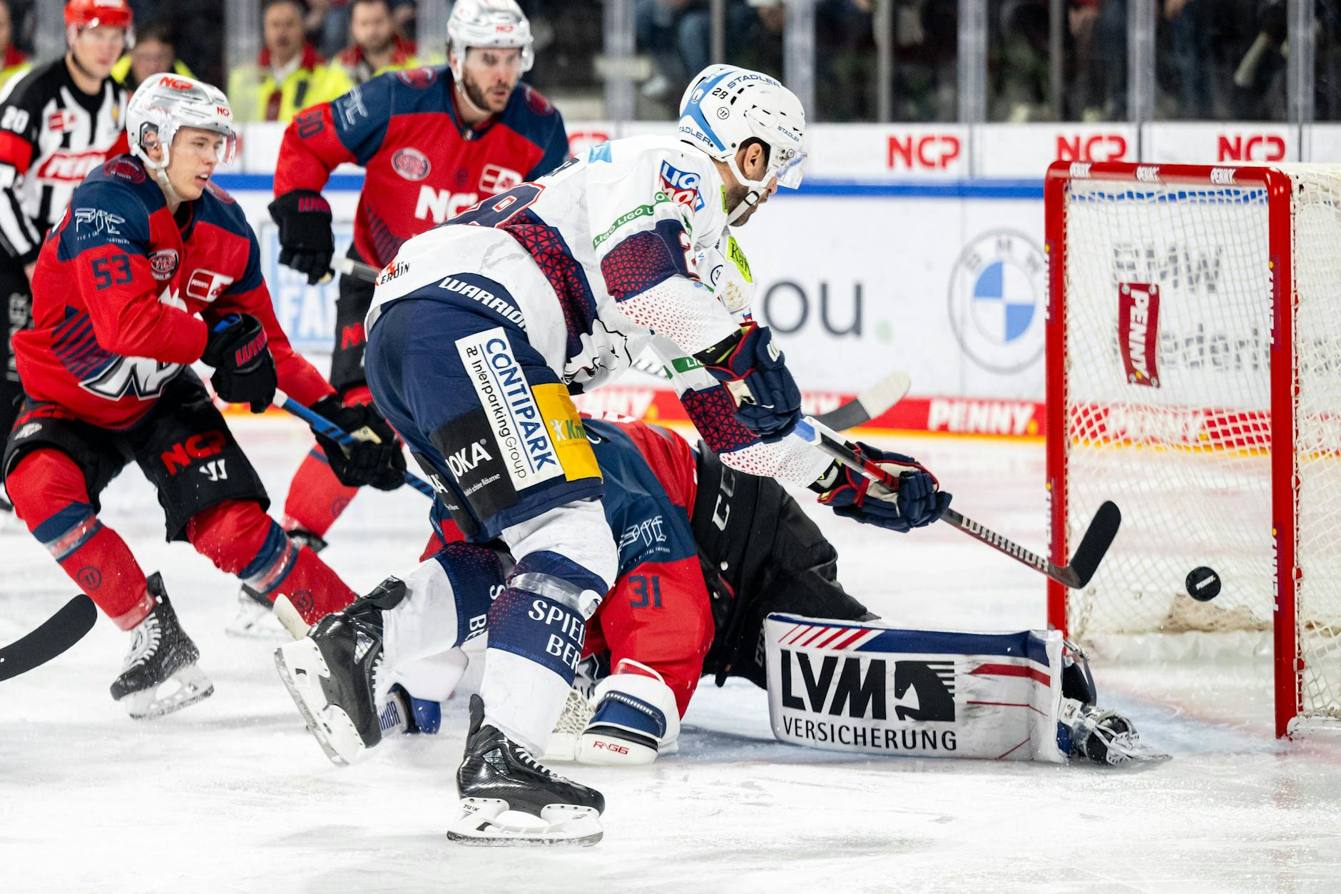 Ein wahres Zucker-Törchen: Patrice Cormier tanzt beim 4:1 Nürnberg inklusive Torwart Niklas Treutle schwindelig.