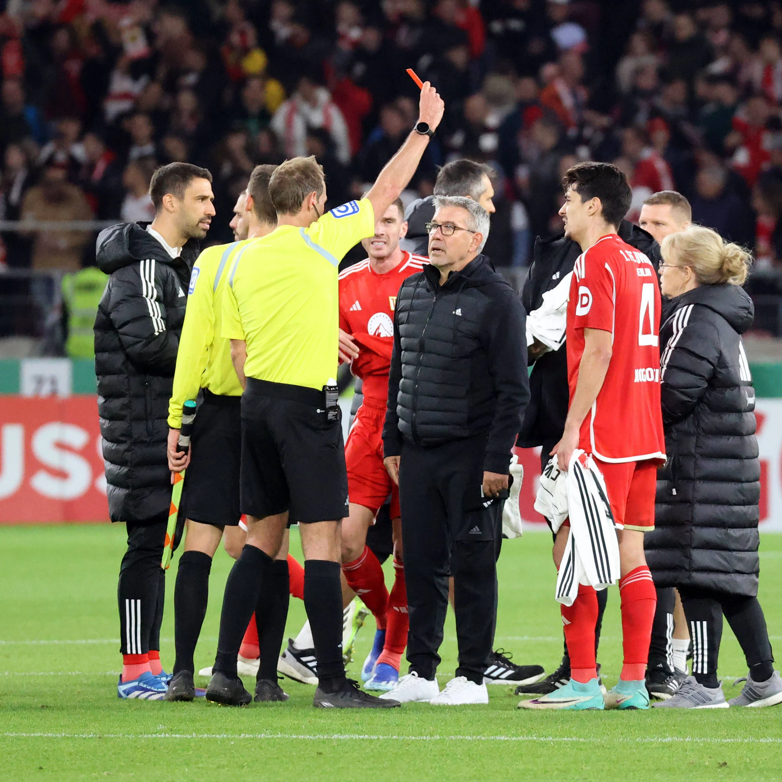Union-Trainer Urs Fischer sah nach dem 0:1 gegen den VfB Stuttgart die Rote Karte.