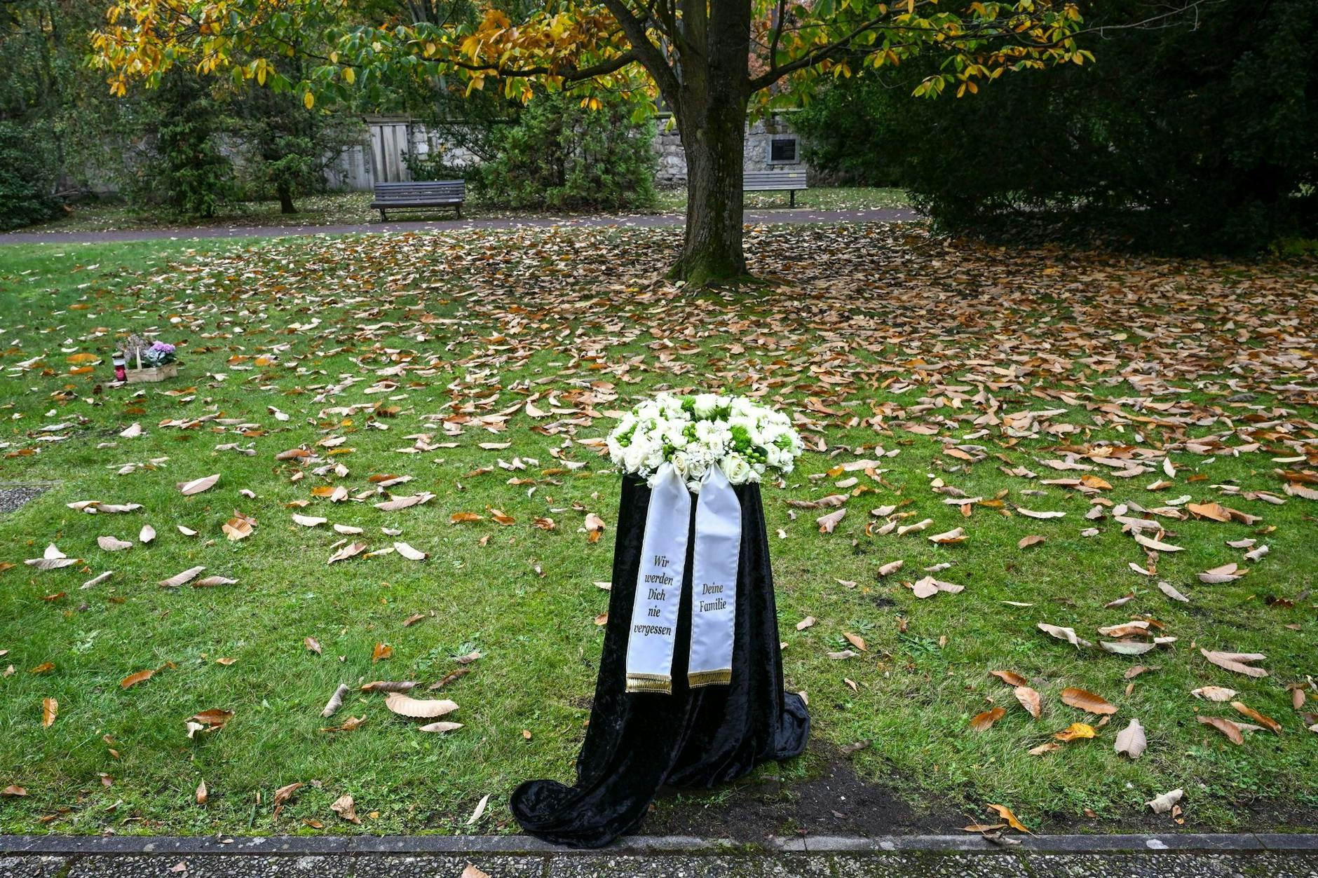 Eine Trauerschleife liegt auf einer Grabanlage für anonyme Bestattungen auf dem Alten Friedhof in Potsdam.