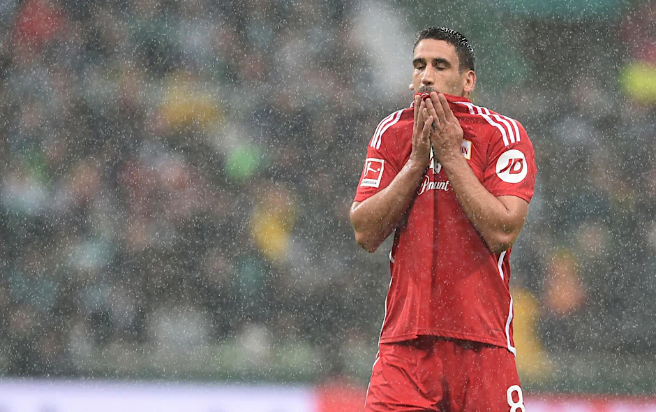 Unions Rani Khedira muss nach einer Roten Karte vom Platz.  