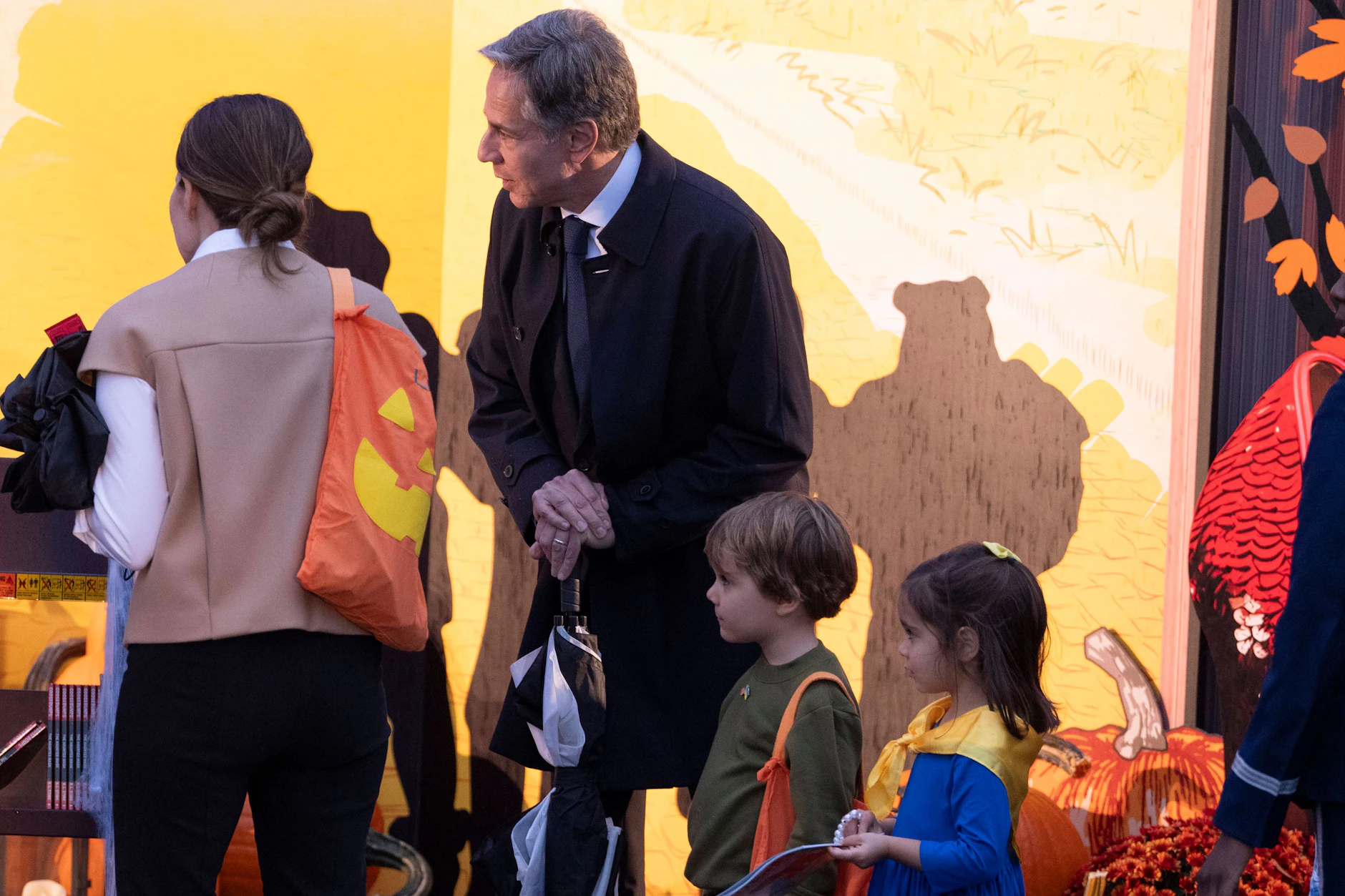 Antony Blinken mit seinen verkleideten Kindern an Halloween