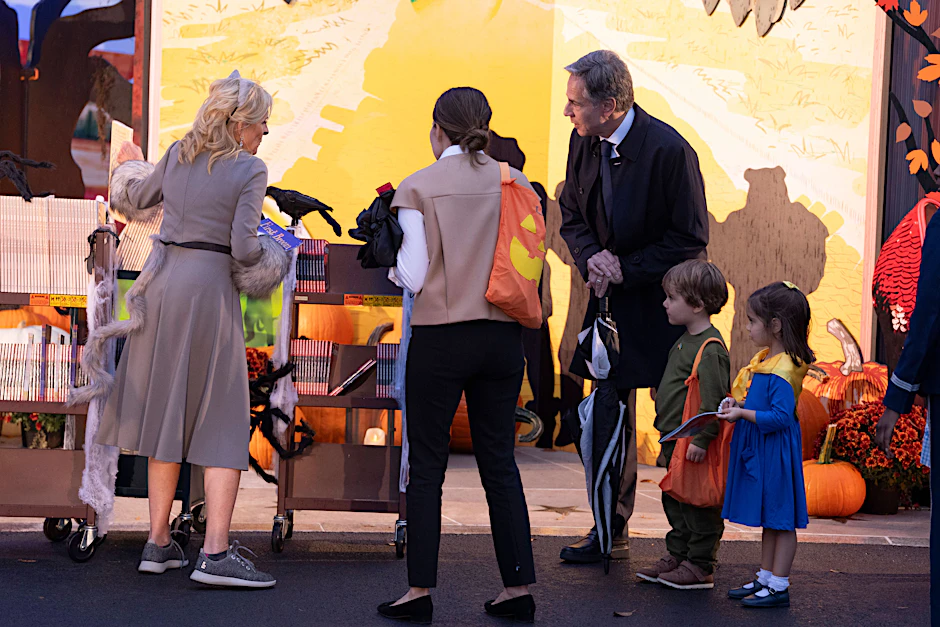 Antony Blinken mit seinen verkleideten Kindern an Halloween