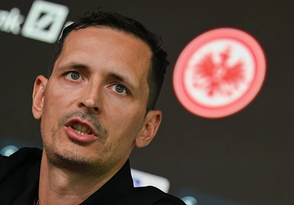 ARCHIV - Muss mit Frankfurt im Pokal in Leipzig ran: Eintracht-Coach Dino Toppmöller.  