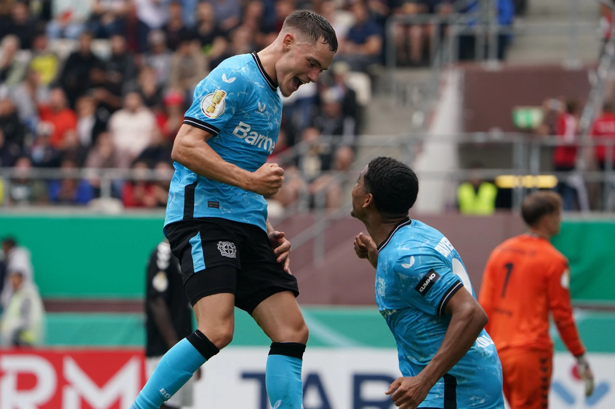 Florian Wirtz (l) erzielte beim Bayer-Sieg in Hamburg den dritten Treffer.  
