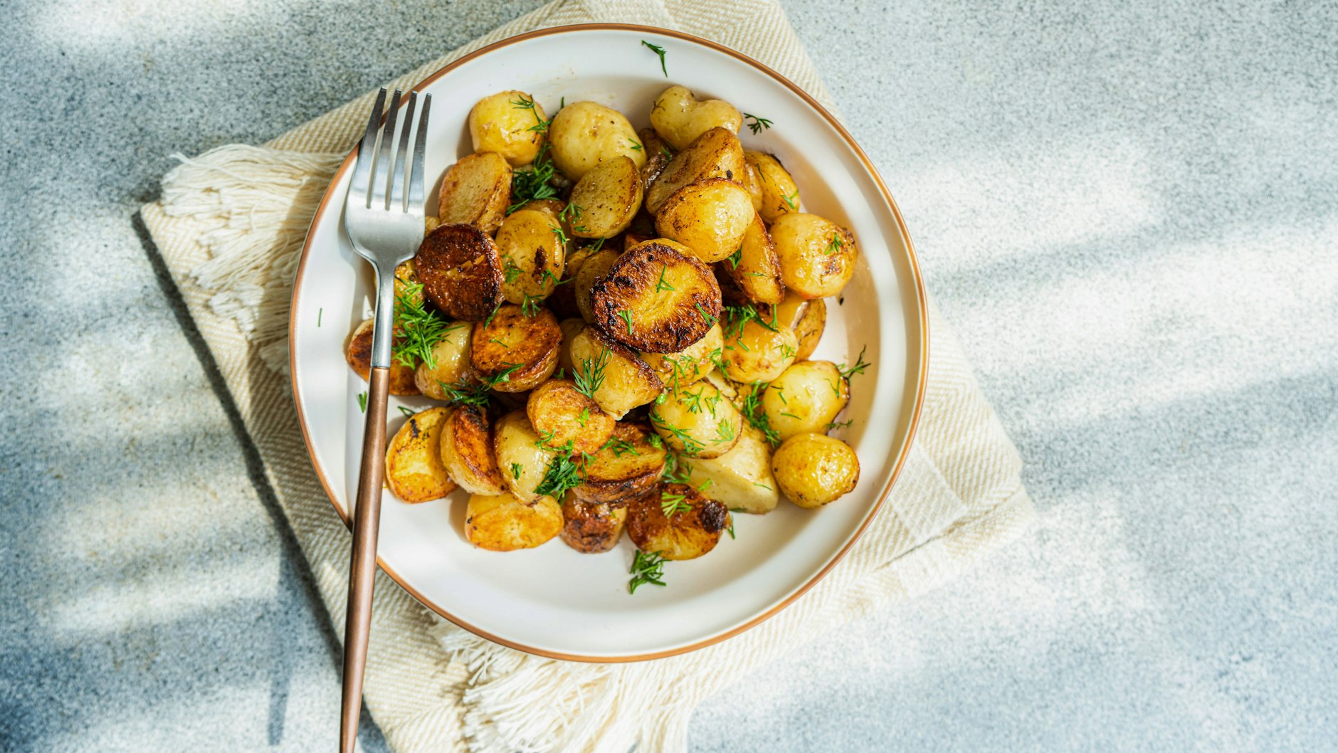 Dieses leckere Rezept für Kartoffel-Pfanne passt perfekt in den Herbst - probieren Sie die etwas anderen Bratkartoffeln unbedingt aus!