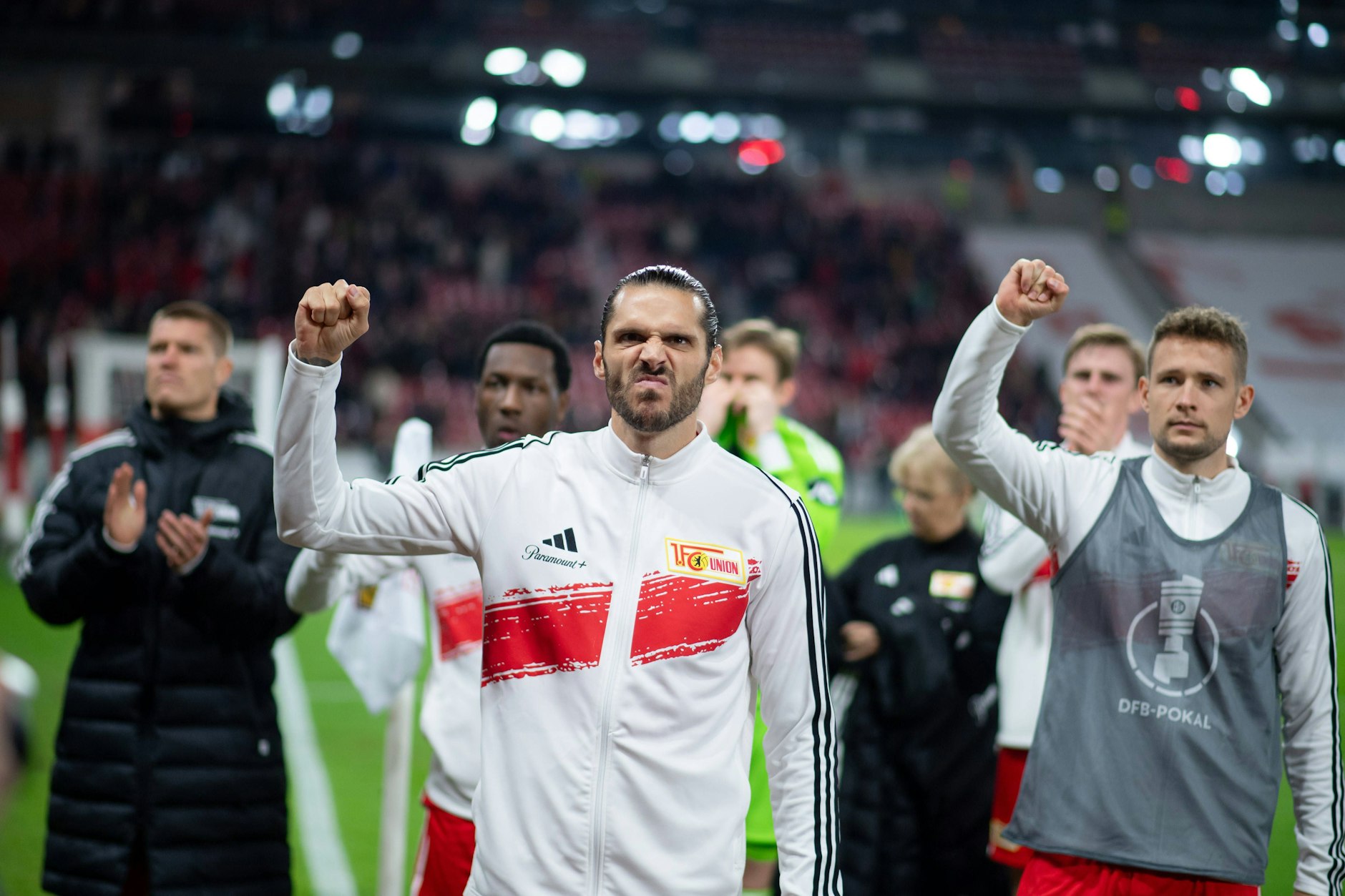 Union-Kapitän Christopher Trimmel (36, M.) und seine Kollegen wurden von den Fans nach dem 0:1 in Stuttgart mal wieder aufgebaut. 