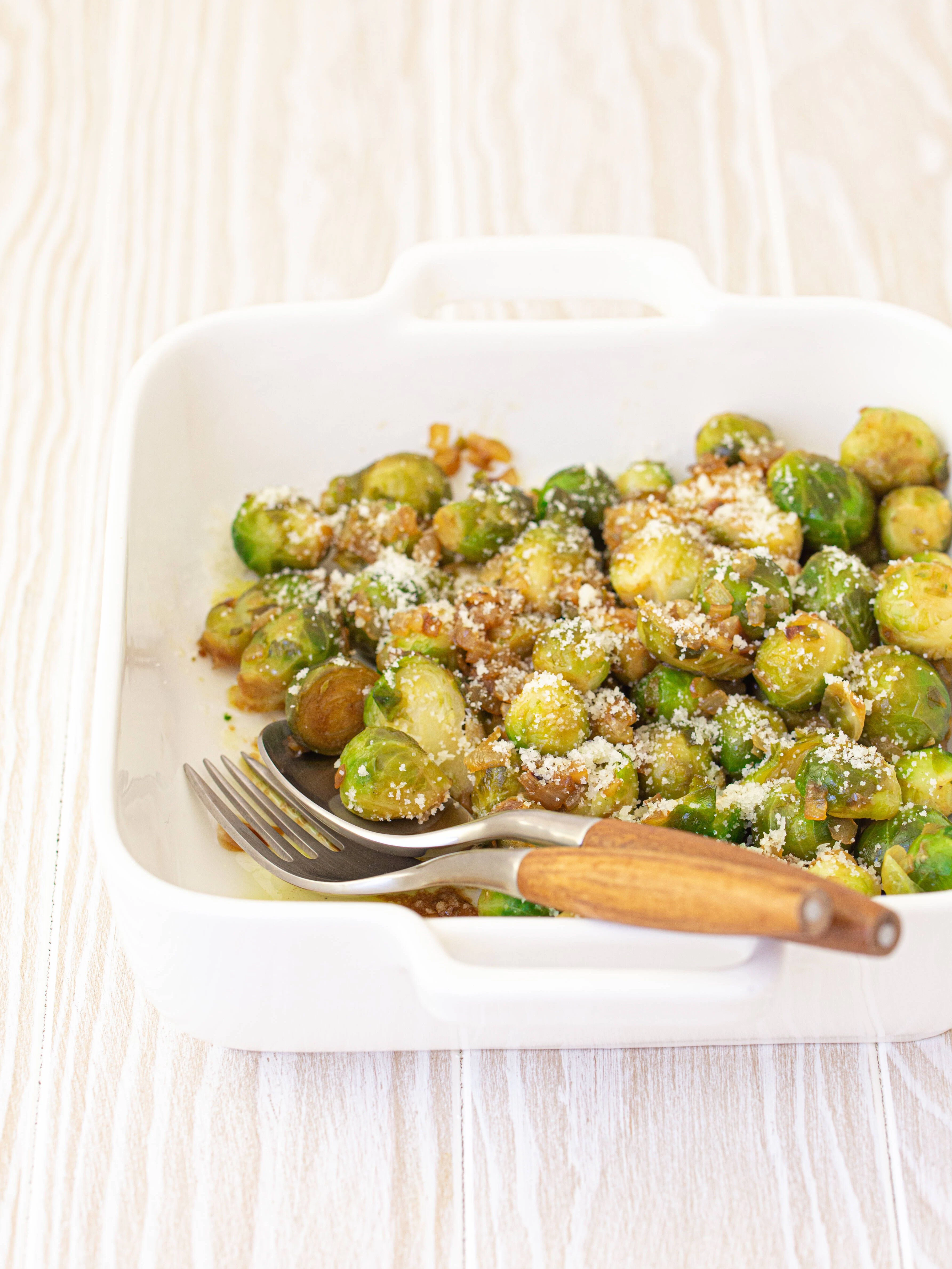 Einfach lecker! Mit diesem Rezept für Rosenkohl mit Parmesan werden die grünen Knollen zum Genuss!