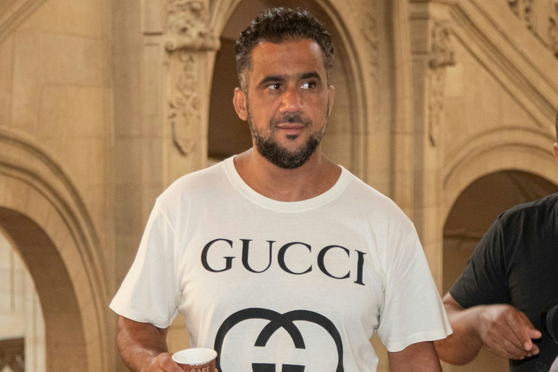 Arafat Abou-Chaker auf dem Weg in den Gerichtssaal. Er ist im Bushido-Prozess wegen versuchter schwerer räuberischer Erpressung, Freiheitsberaubung, gefährlicher Körperverletzung, Nötigung, Beleidigung und Untreue angeklagt.