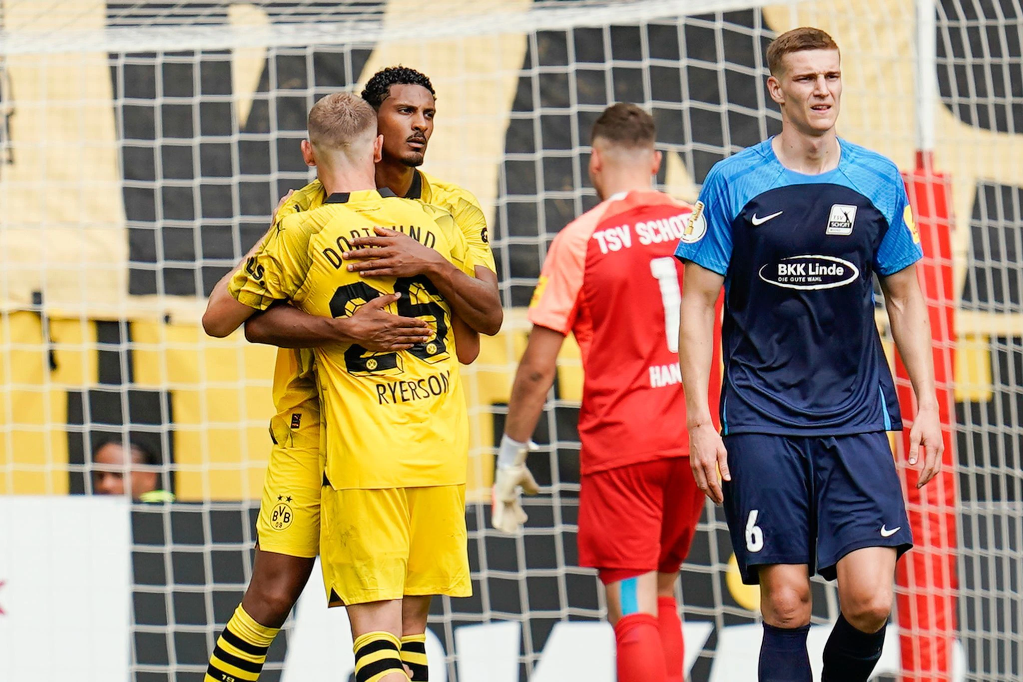 Sébastien Haller (2.v.l) traf beim BVB-Sieg in Mainz zweimal.  