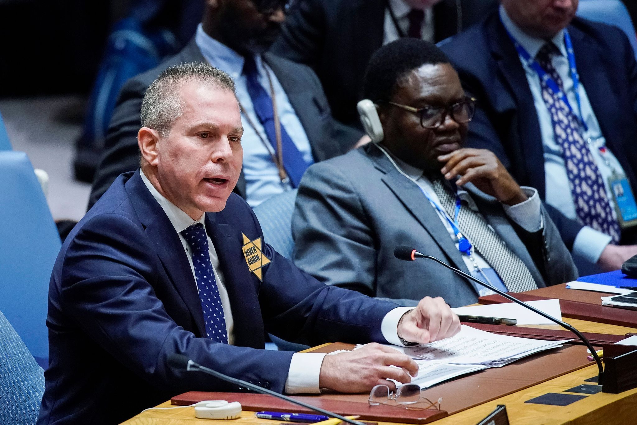 Israels UN-Botschafter heftet sich gelben Stern an die Brust!