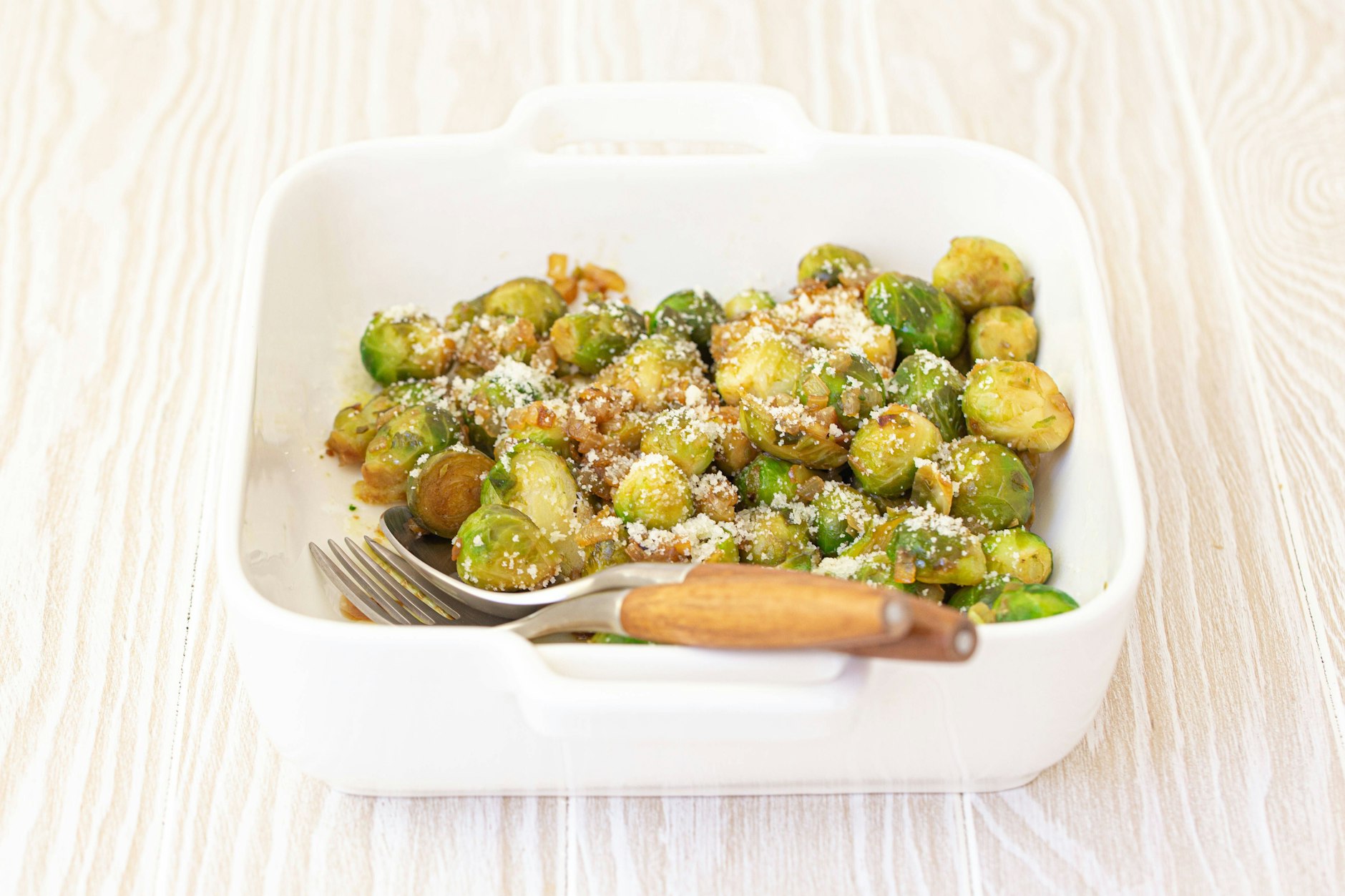Dieses leckere Rezept für Rosenkohl mit Parmesan und Knoblauch aus der Pfanne ist schnell gemacht und perfekt für den Feierabend.