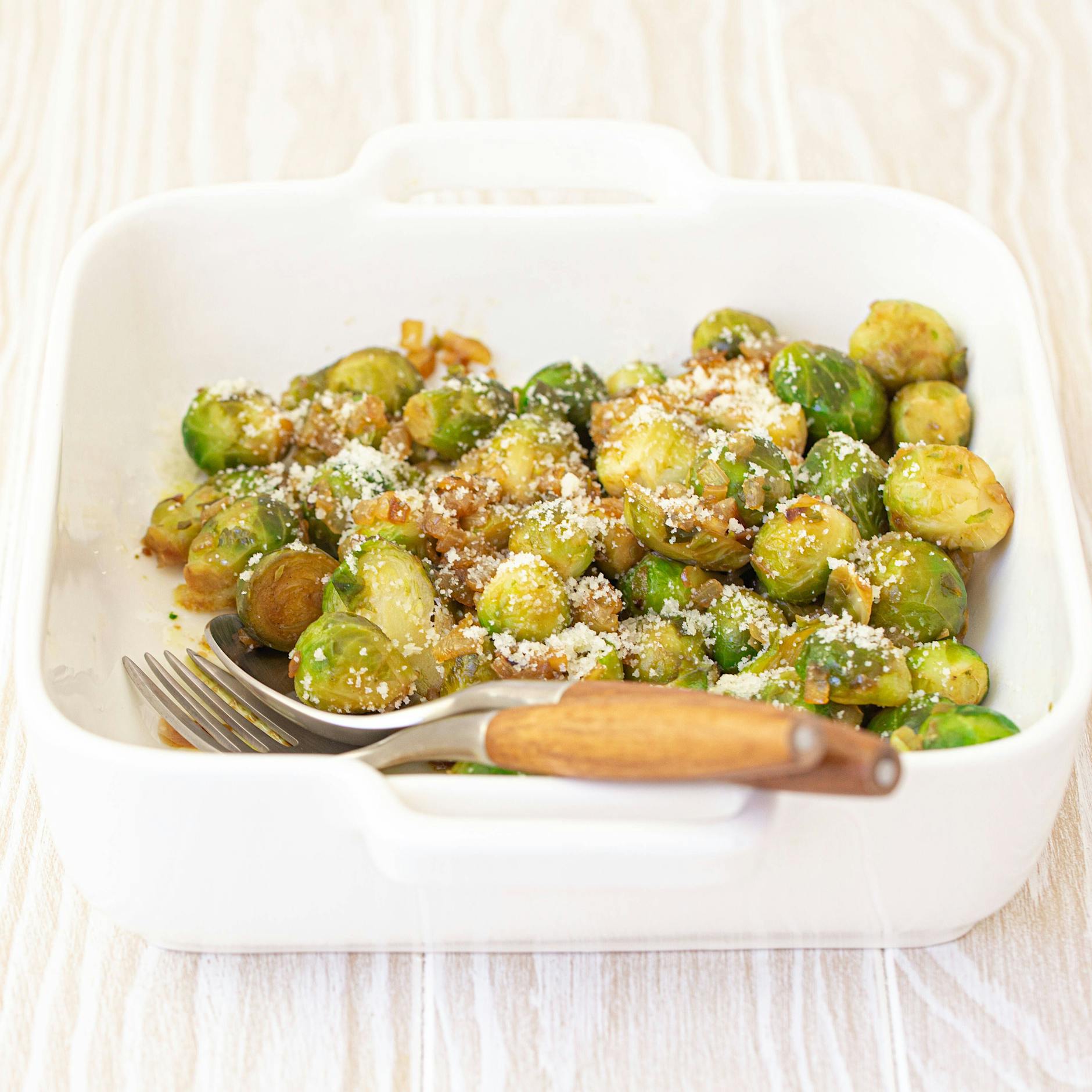 Geniales Rezept für Rosenkohl mit Parmesan-Kruste: Knusprige Umarmung des Herbstes