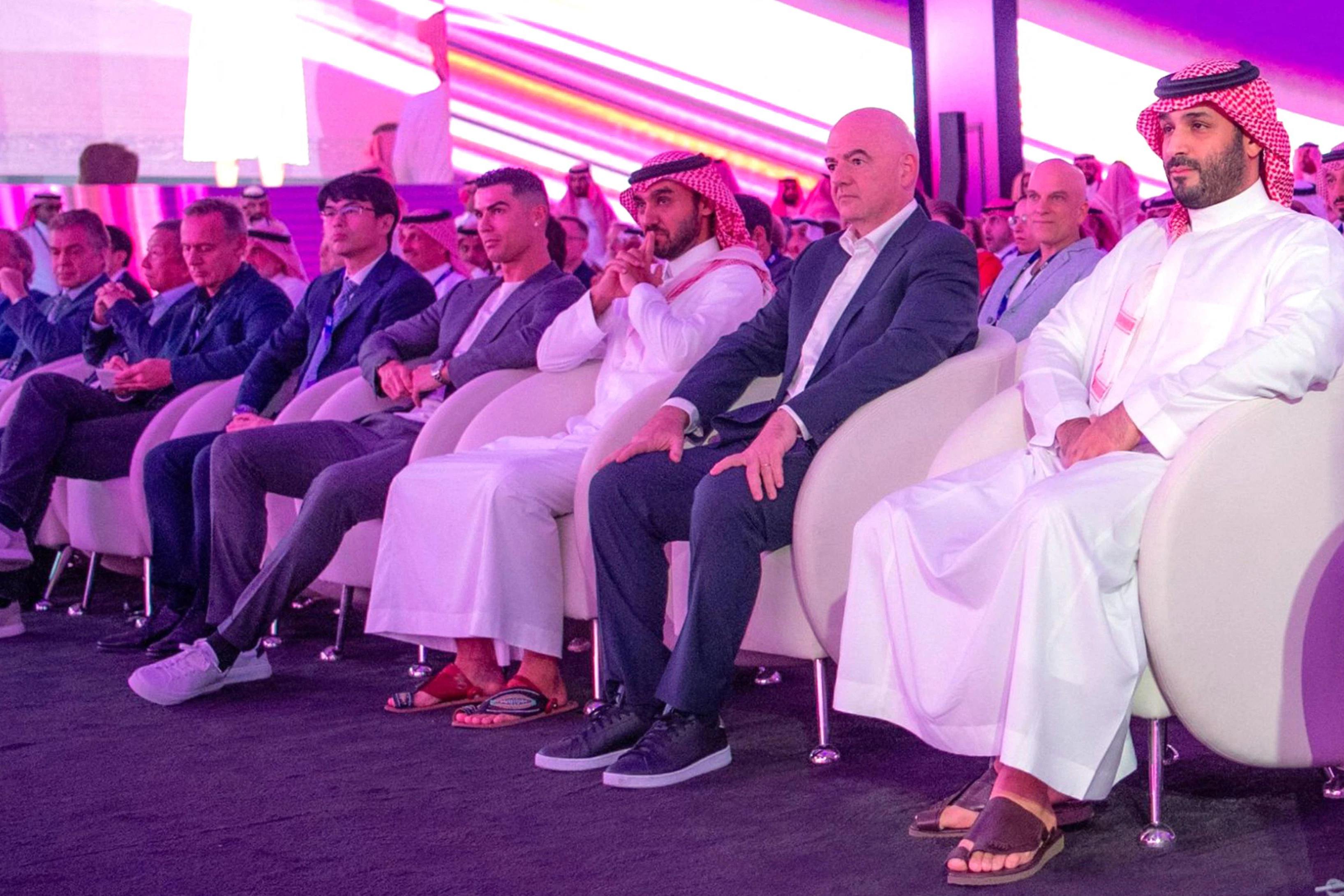 Das von der saudischen Presseagentur am 23. Oktober 2023 zur Verfügung gestellte Bild zeigt den saudischen Kronprinzen Mohammed bin Salman (r.) und FIFA-Präsident Gianni Infantino (2.v.r.).