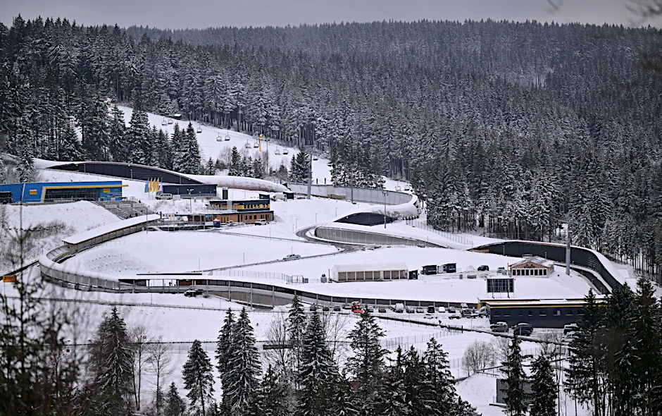 ARCHIV - Oberhof würden gern die olympischen Rodelwettbewerbe 2026 austragen.  