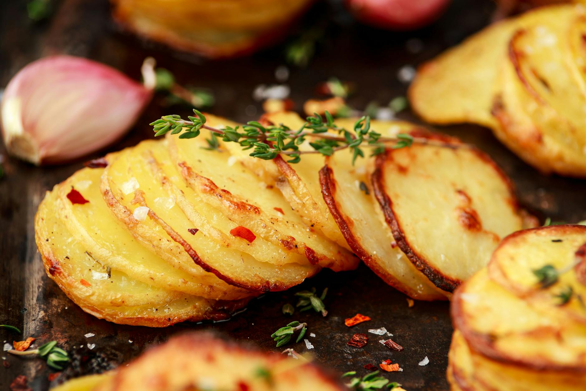 Dieses Rezept für Kartoffelscheiben mit Knoblauch und Parmesan aus dem Ofen ist einfach und genial - und die perfekte Belohnung nach einem anstrengenden Tag.