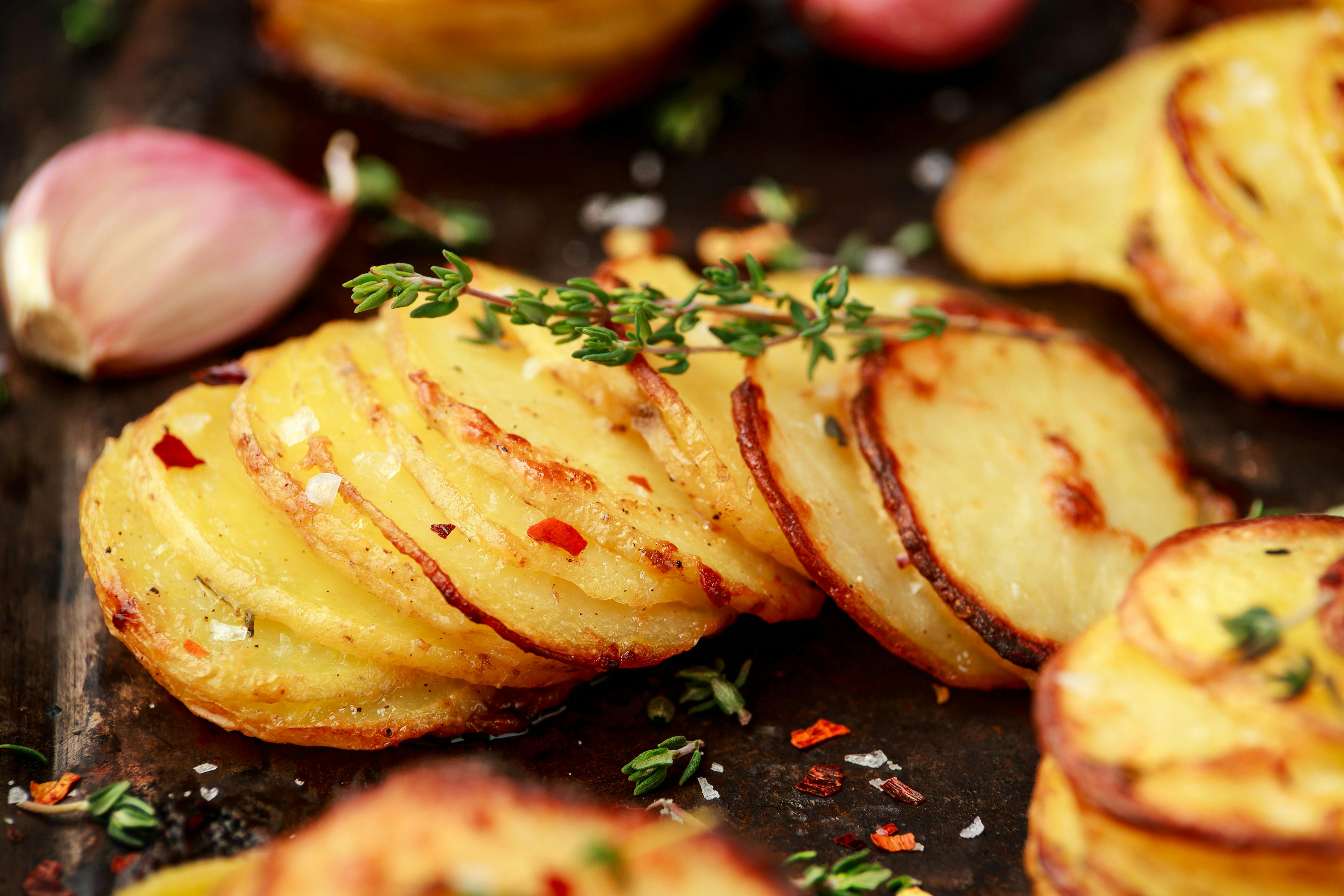 Blitz-Gericht! Rezept für Parmesan-Kartoffeln mit Knoblauch vom Blech