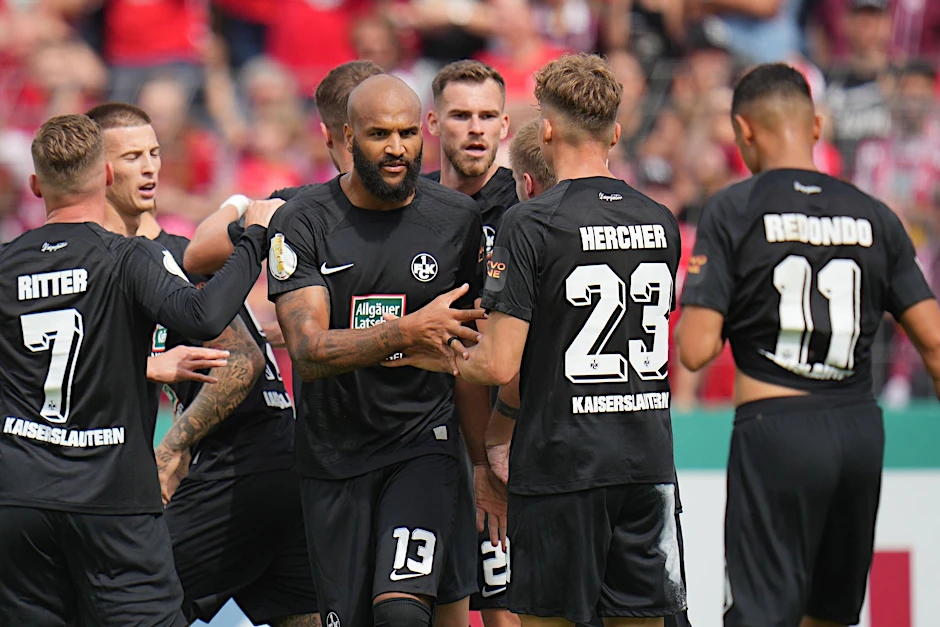 Kaiserslautern feiert Terrence Boyd nach dem 0:1.  
