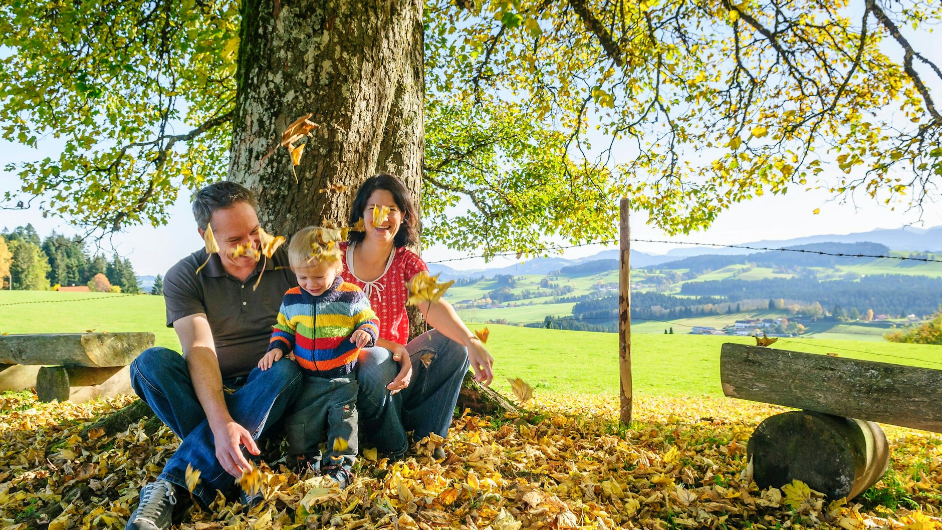 Rausgehen und neue Orte erkunden, die bunte Natur im Herbst genießen und Sonne tanken: das ultimative Rezept gegen den Herbstblues.