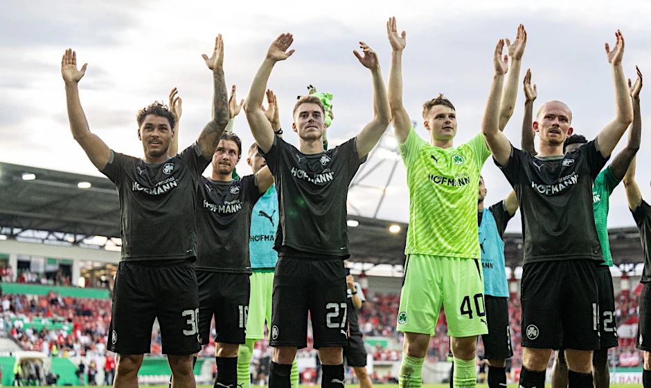 Fürths Torschütze Armindo Sieb (l) und die Mannschaft lassen sich nach dem Sieg von ihren Fans feiern.  