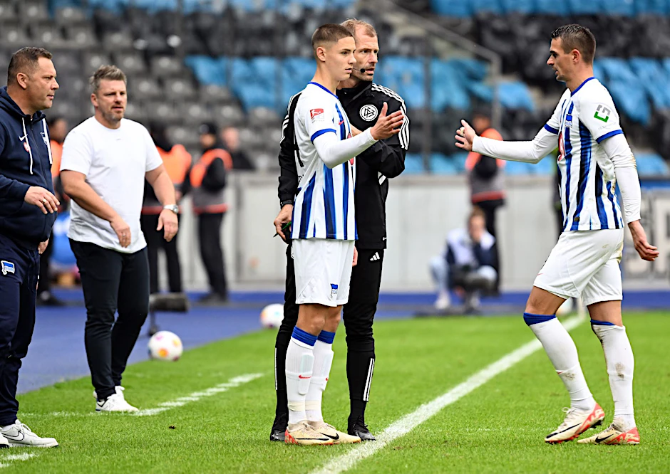 Bence Dardai (l) wird gegen Herthas Smail Prevljak (r) einewechselt.  