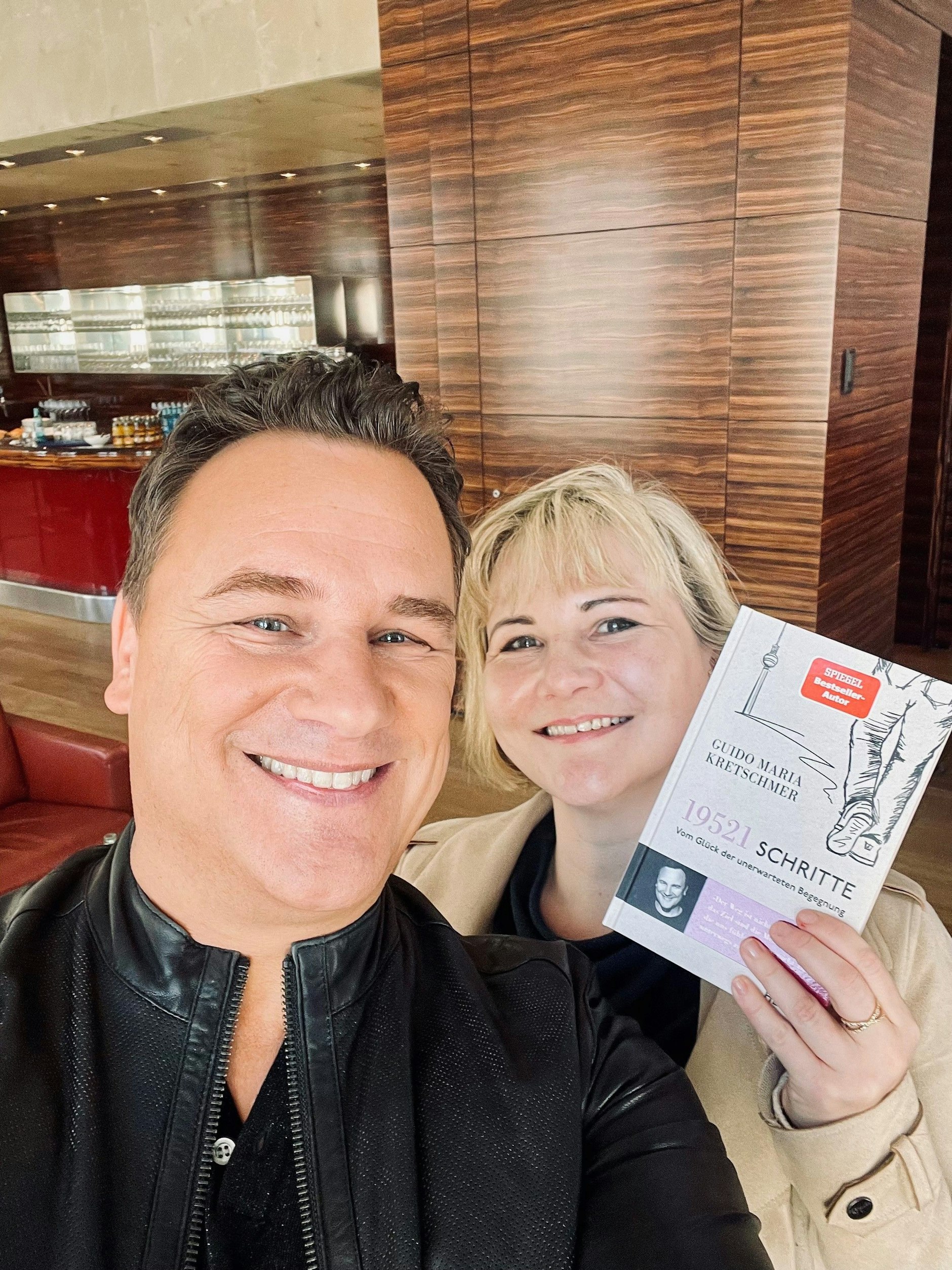 Guido Maria Kretschmer mit KURIER-Redakteurin Julia Nothacker.