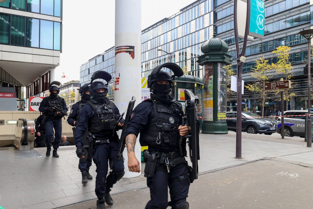 Paris: Verschleierte Frau droht mit Sprengsatz und ruft „Allahu Akbar“ – Polizei schießt
