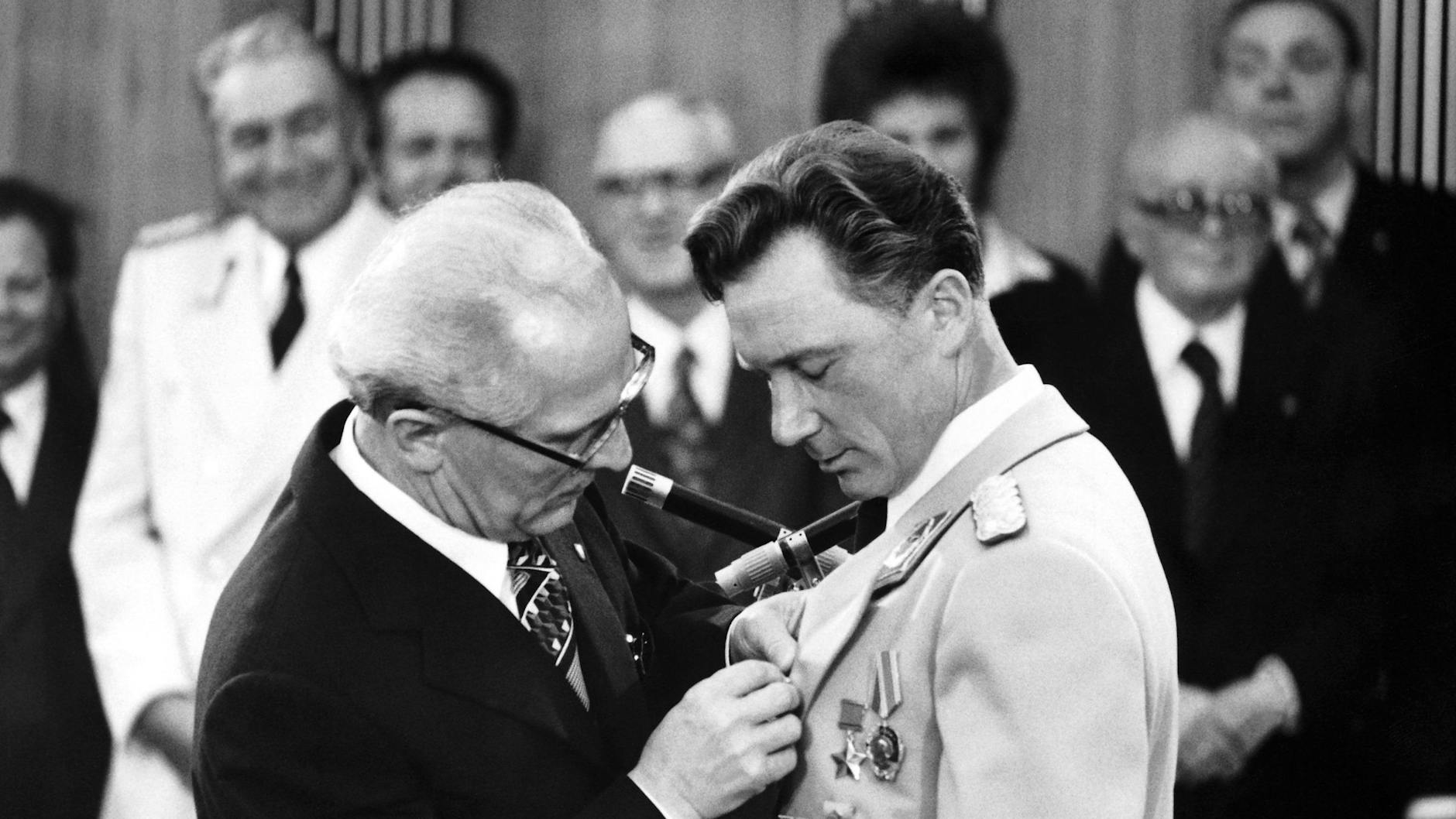 Sigmund Jähn bekam 1978 den Orden Held der DDR von Erich Honecker verliehen. Auch Honecker, Stasi-Chef Erich Mielke und der sowjetische Staatschef Leonid Breschnew erhielten unter anderem diese Ehrung.