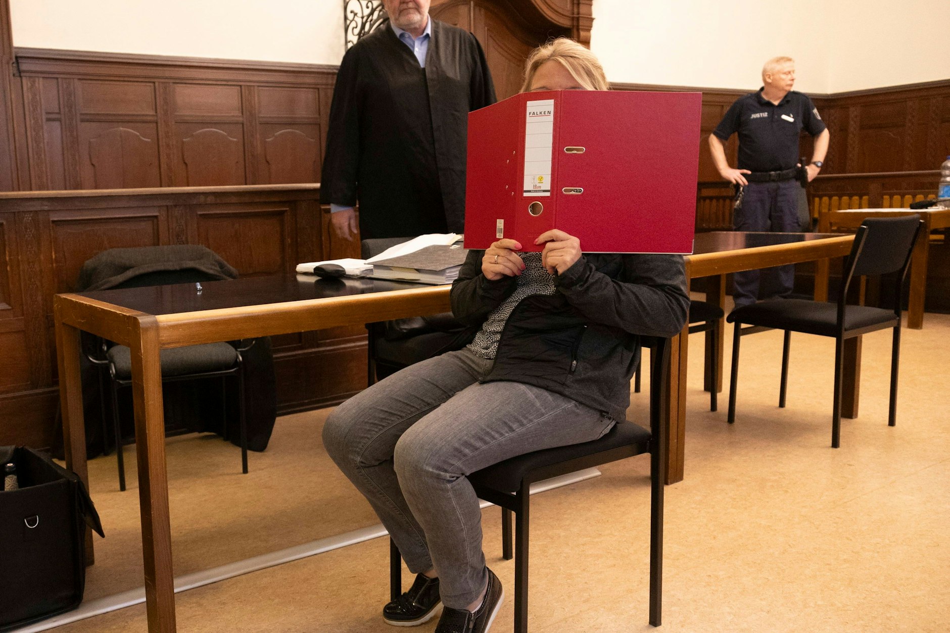 Die Angeklagte Claudia B. (53) war die Angestellte in der Verwaltung eines großen Berliner Entsorgungsunternehmens.