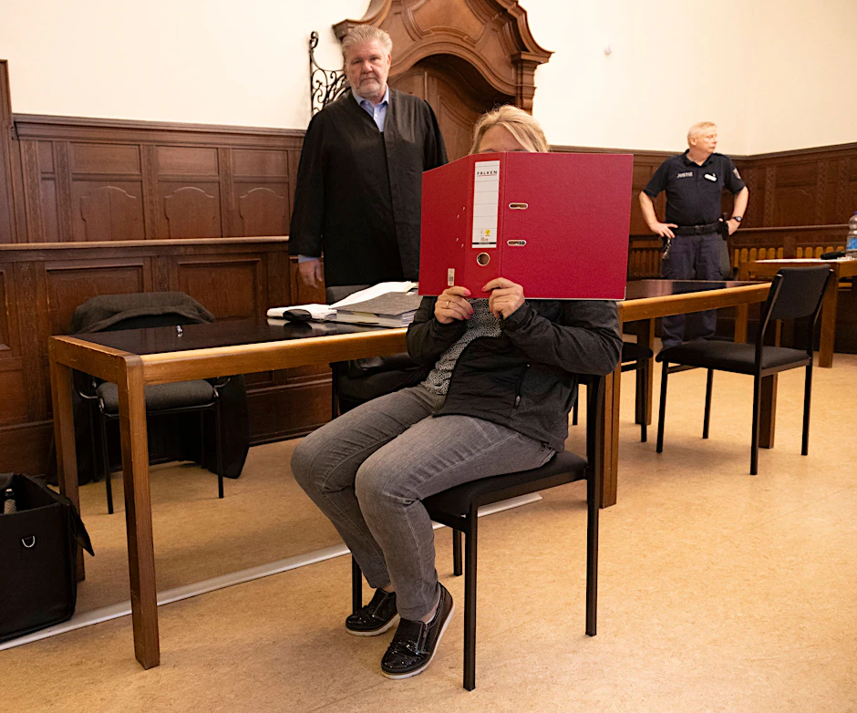 Die Angeklagte Claudia B. (53) war die Angestellte in der Verwaltung eines großen Berliner Entsorgungsunternehmens.