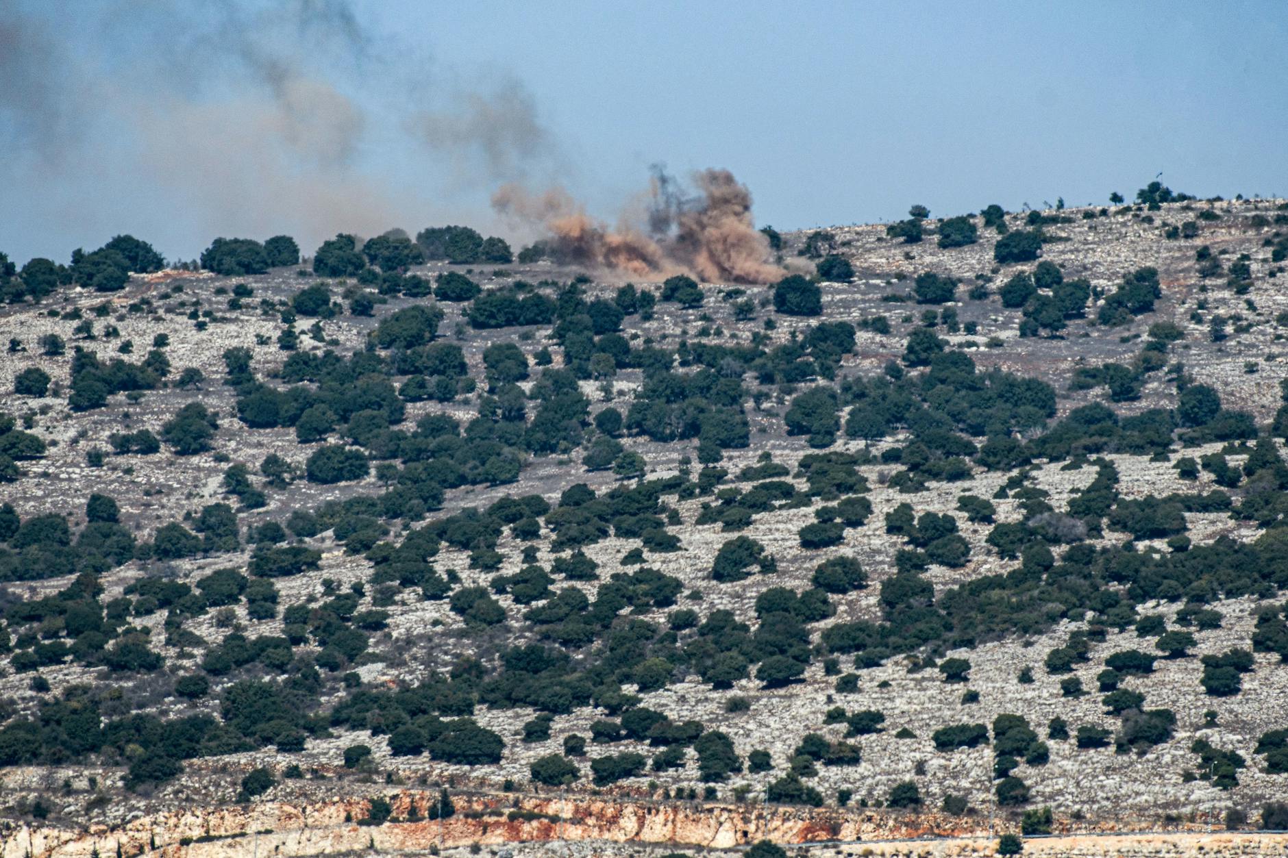 Libanesisch-israelische Grenzregion: Nach Artilleriebeschuss durch die israelische Armee steigt von einem Hügel eines südlibanesischen Dorfes Rauch auf.