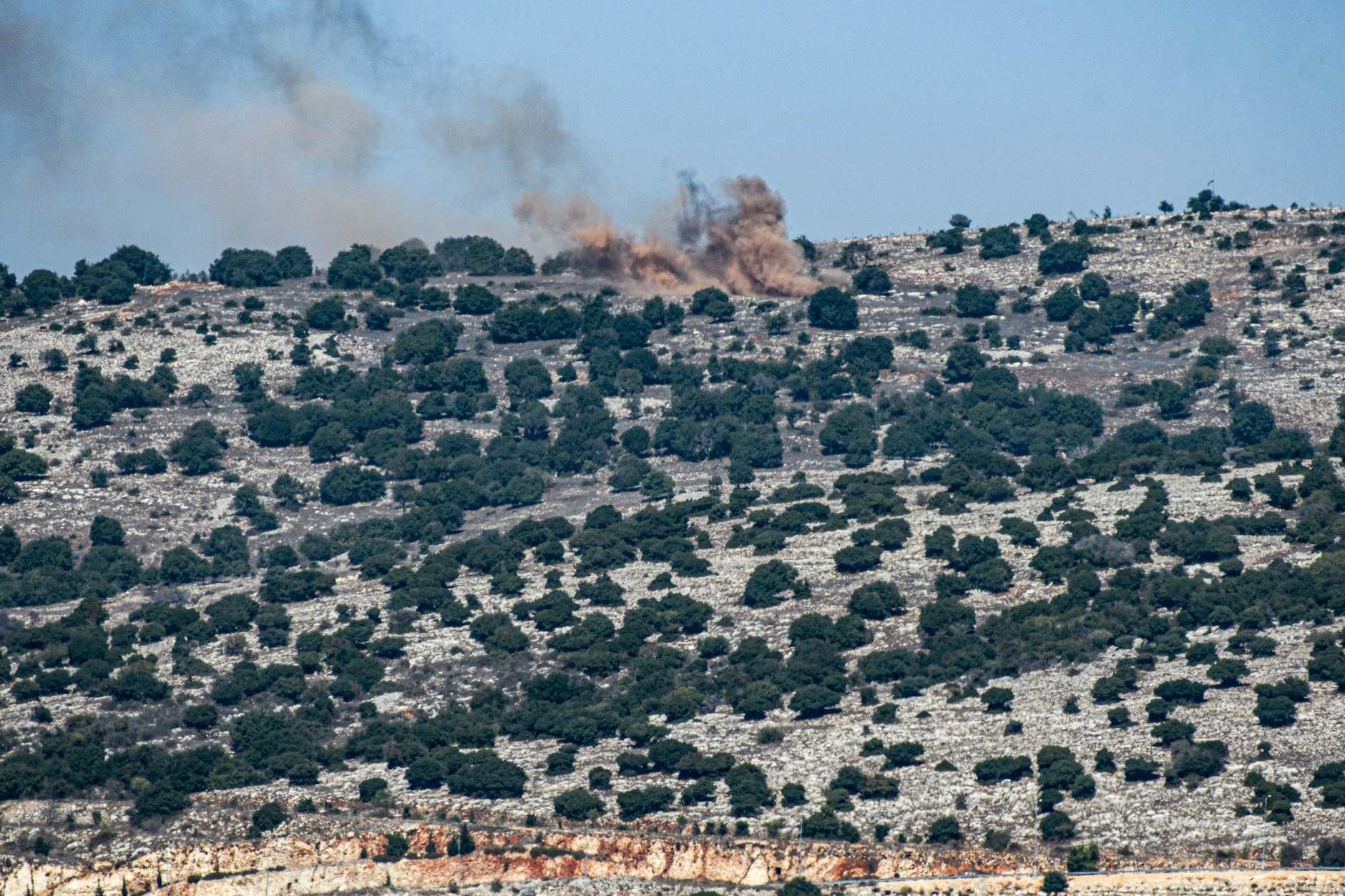 Libanesisch-israelische Grenzregion: Nach Artilleriebeschuss durch die israelische Armee steigt von einem Hügel eines südlibanesischen Dorfes Rauch auf.