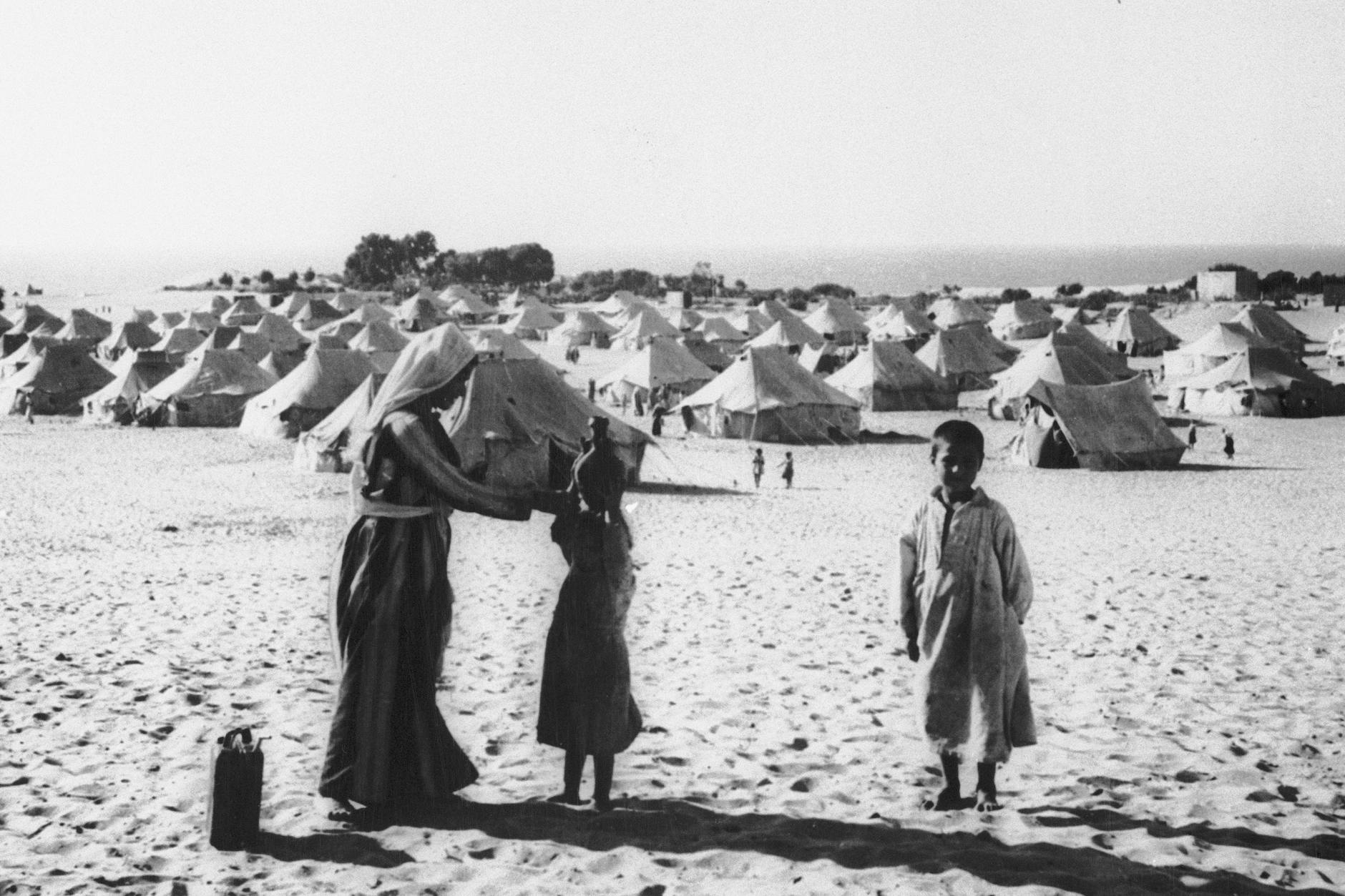 1949, Flüchtlinge in Gaza-Stadt: Etwa 200.000 Palästinenser flohen nach dem ersten arabisch-israelischen Krieg in den Gazastreifen und lebten dort anfangs in Zeltstädten.