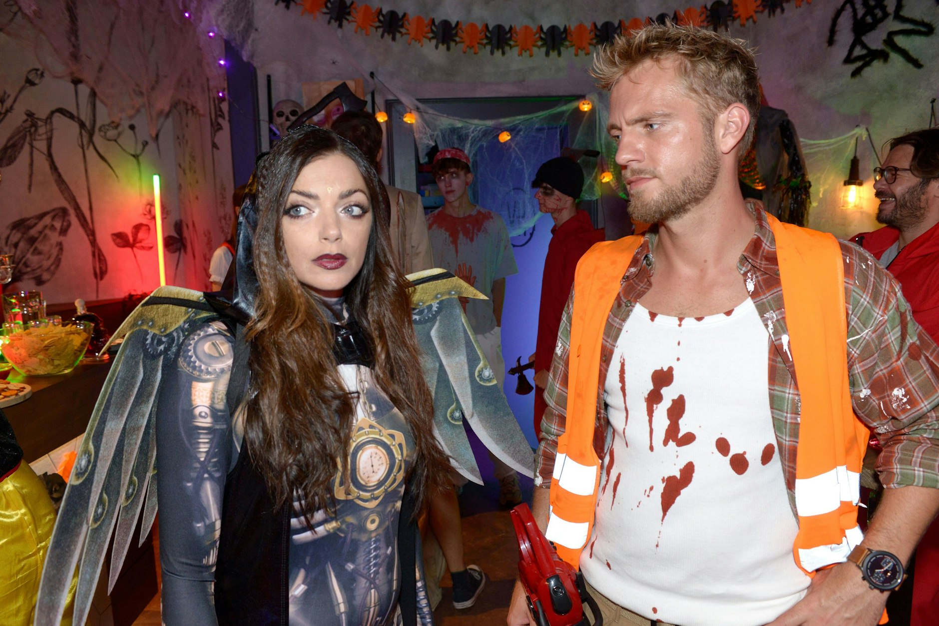 Emily und Paul sind sich nach der Halloween-Party nähergekommen.