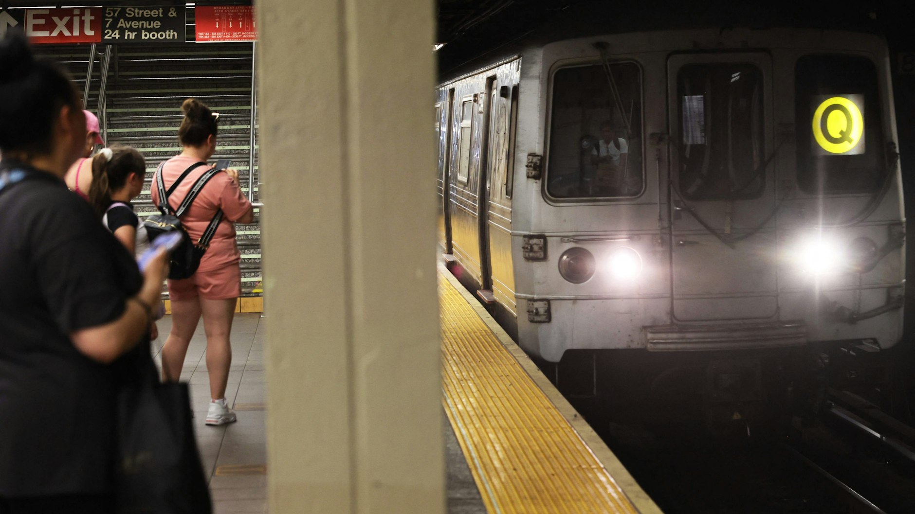 Weil ihr Selbstmord in der New Yorker U-Bahn misslang, bekam eine Frau ein Millionen-Schmerzensgeld.