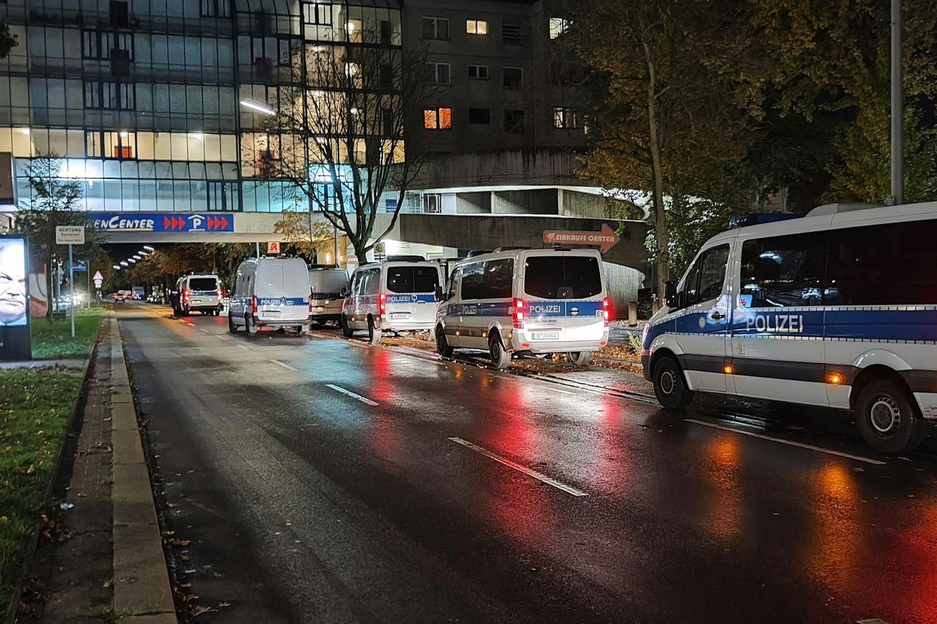 Die Berliner Polizei war in der Halloween-Nacht verstärkt in Wedding, Gesundbrunnen und Neukölln unterwegs – und wurde dort mit Böllern beworfen.
