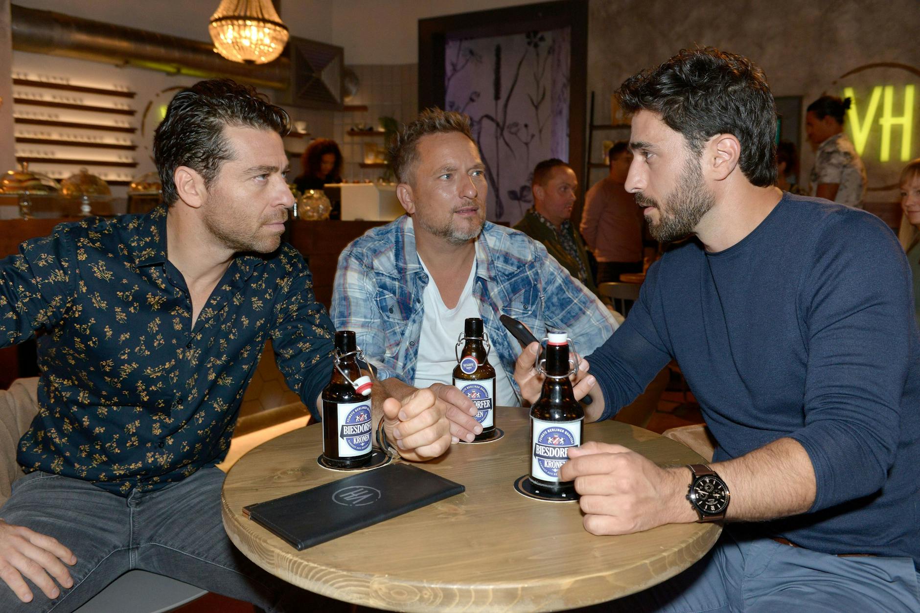 Carlos will Katrins Immobilienfirma an sich reißen – Michi und Tobias ahnen davon nichts.