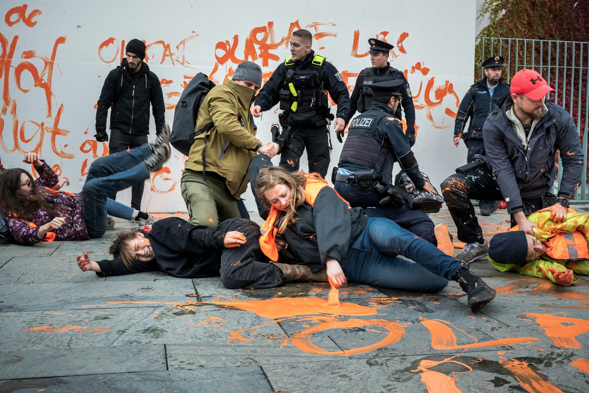 Der Mann in der khaki-grünen Jacke mischte sich am Dienstag in die Verhaftung von Klimaklebern ein.