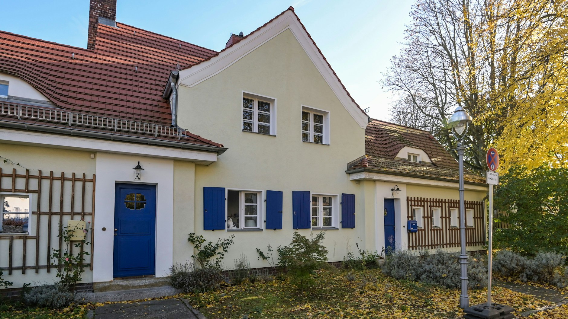 So sehen die Häuser in der Berliner Steinberg-Siedlung aus, nachdem sie modernisiert wurden. Man kann sie für viel Geld kaufen.