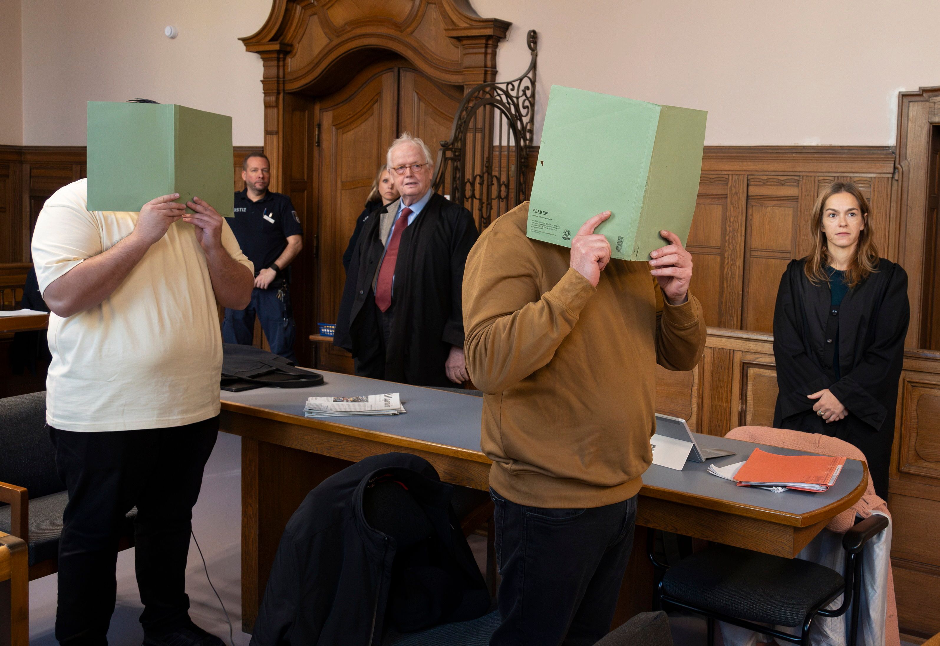 Busfahrer soll auf Bestellung teure Karossen gerammt haben