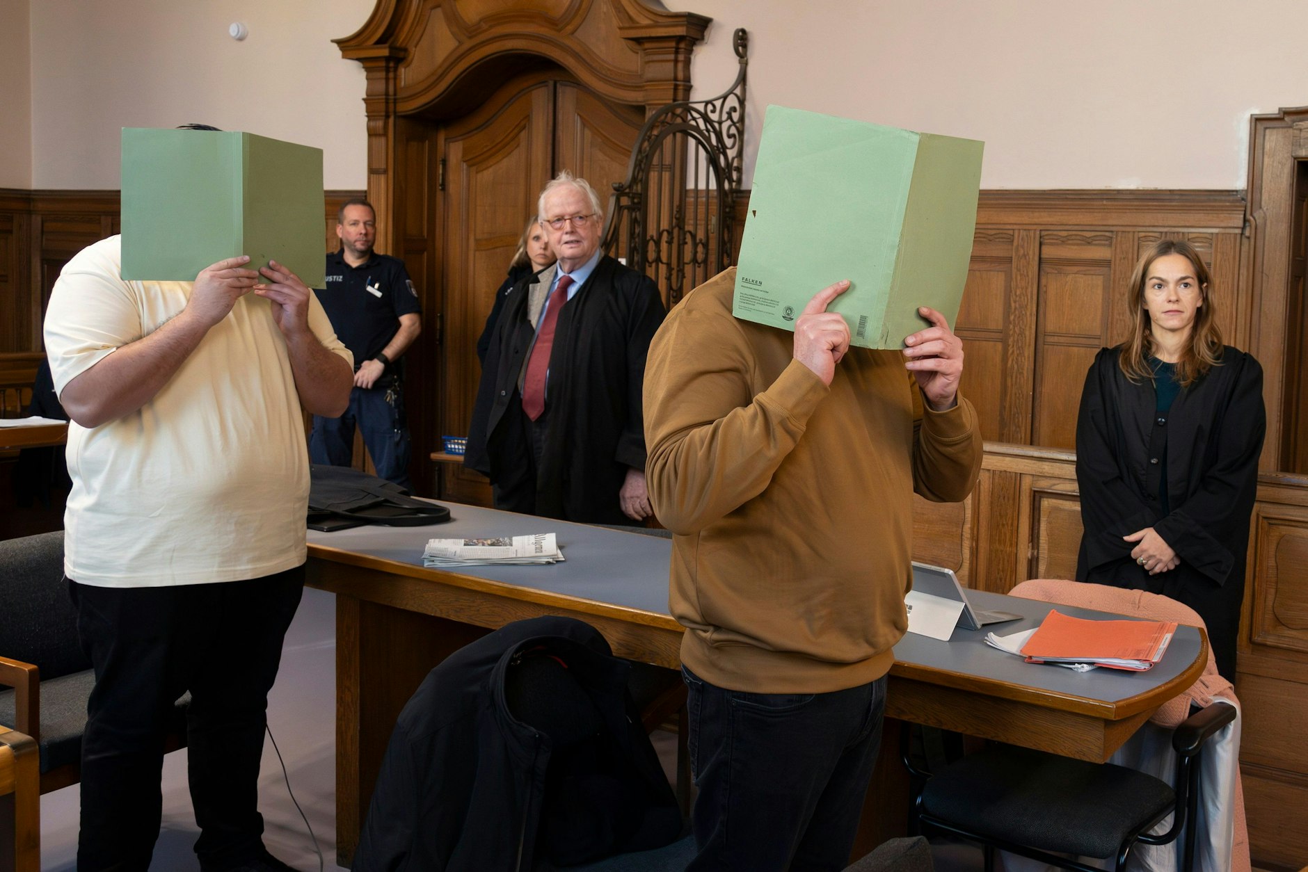 Zwei der Angeklagten beim Auftakt des Busfahrer-Prozesses am Mittwoch (1.11.2023) in Berlin.
