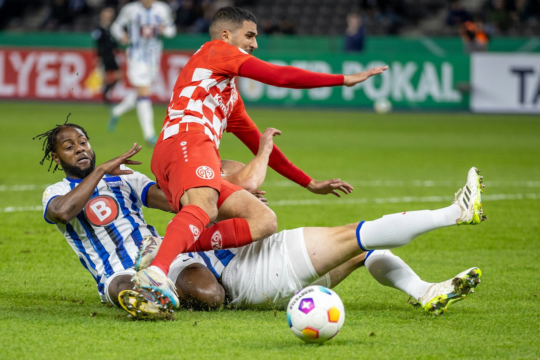 Herthas Holländer Deyovaisio Zeefuik geht dahin, wo es wehtut. Hier bekommt er vom Mainzer Barkok bei einer Grätsche ein Tritt auf den rechten Knöchel.
