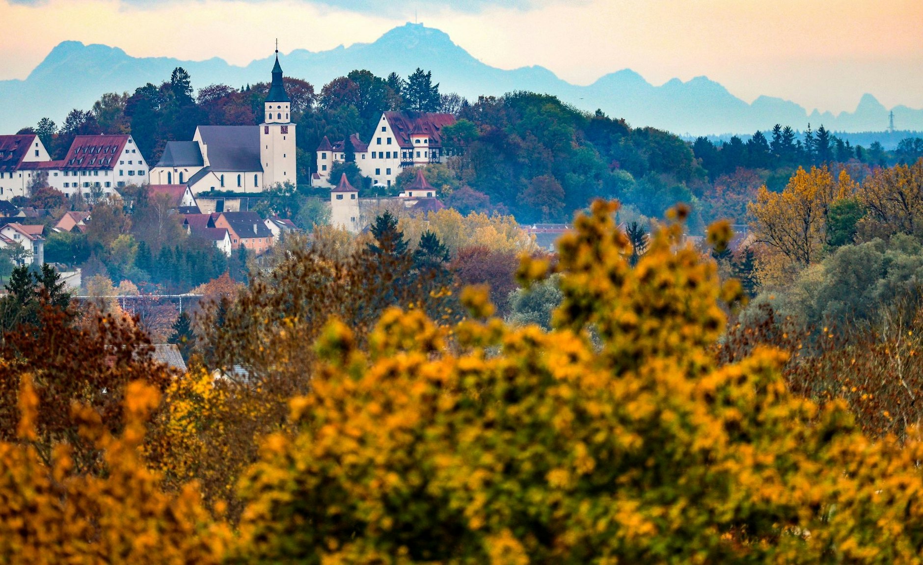 Das Schloss Neufra und die Pfarrkirche St. Peter und Paul in Riedlingen vor den Bergen bilden eine malerische Kulisse. Dieses Foto-Motiv ist dem Föhn zu verdanken, der die über hundert Kilometer entfernten Alpen ganz nah erscheinen lässt.