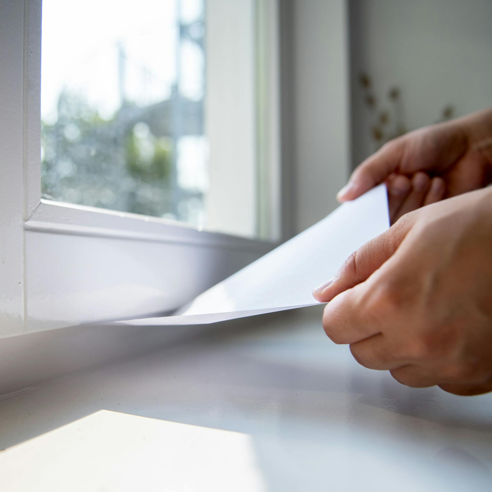 So findet man heraus, ob ein Fenster dicht ist: Ein eingeklemmtes Blatt Papier sollte festsitzen.