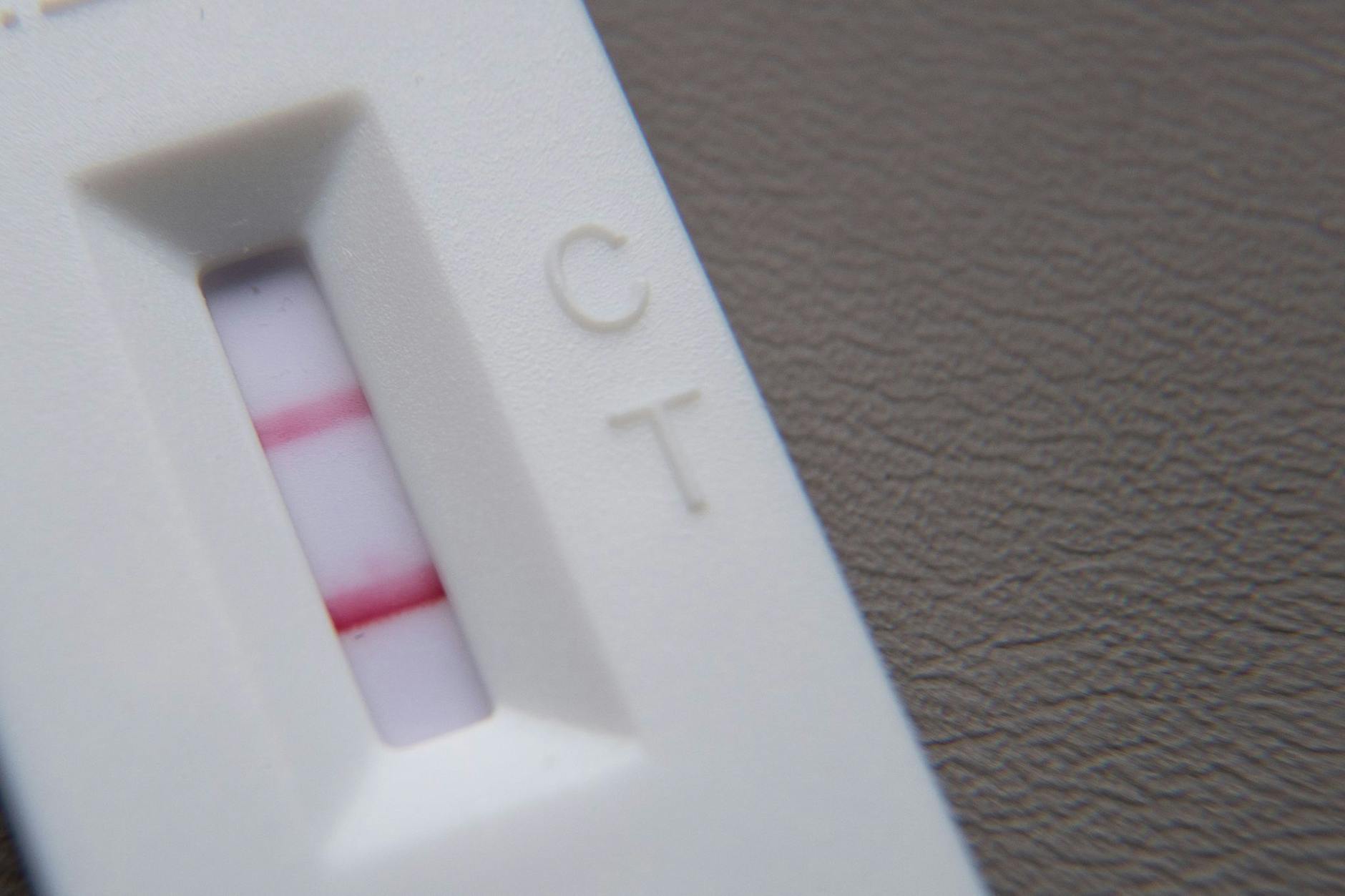 ARCHIV - In Deutschland kursieren wie auch in anderen Ländern derzeit überwiegend Omikron-Sublinien wie EG.5 und XBB.1.16.