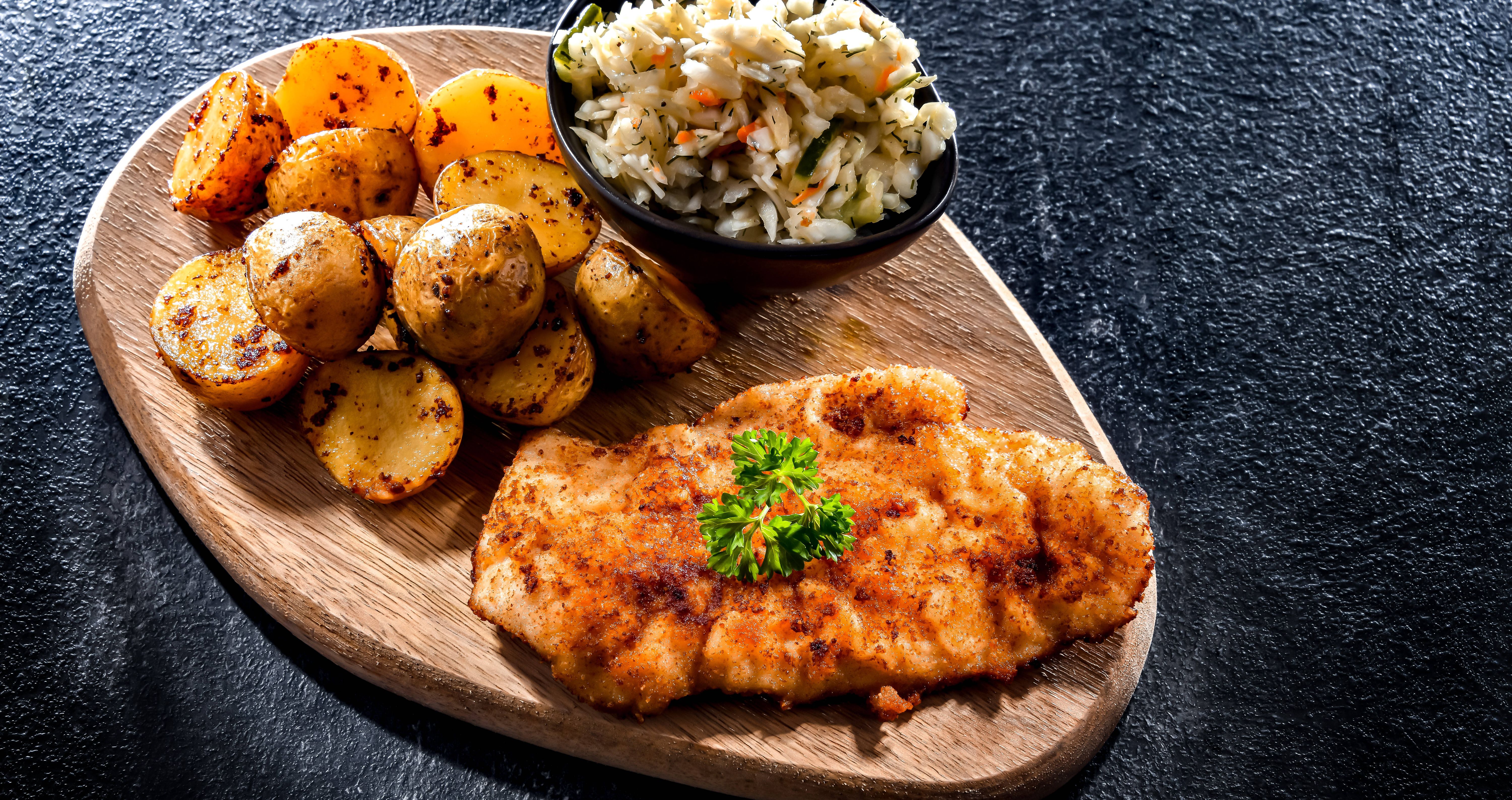 Image - Parmesan-Schnitzel mit Ofenkartoffeln: Dieses Rezept wird Sie begeistern