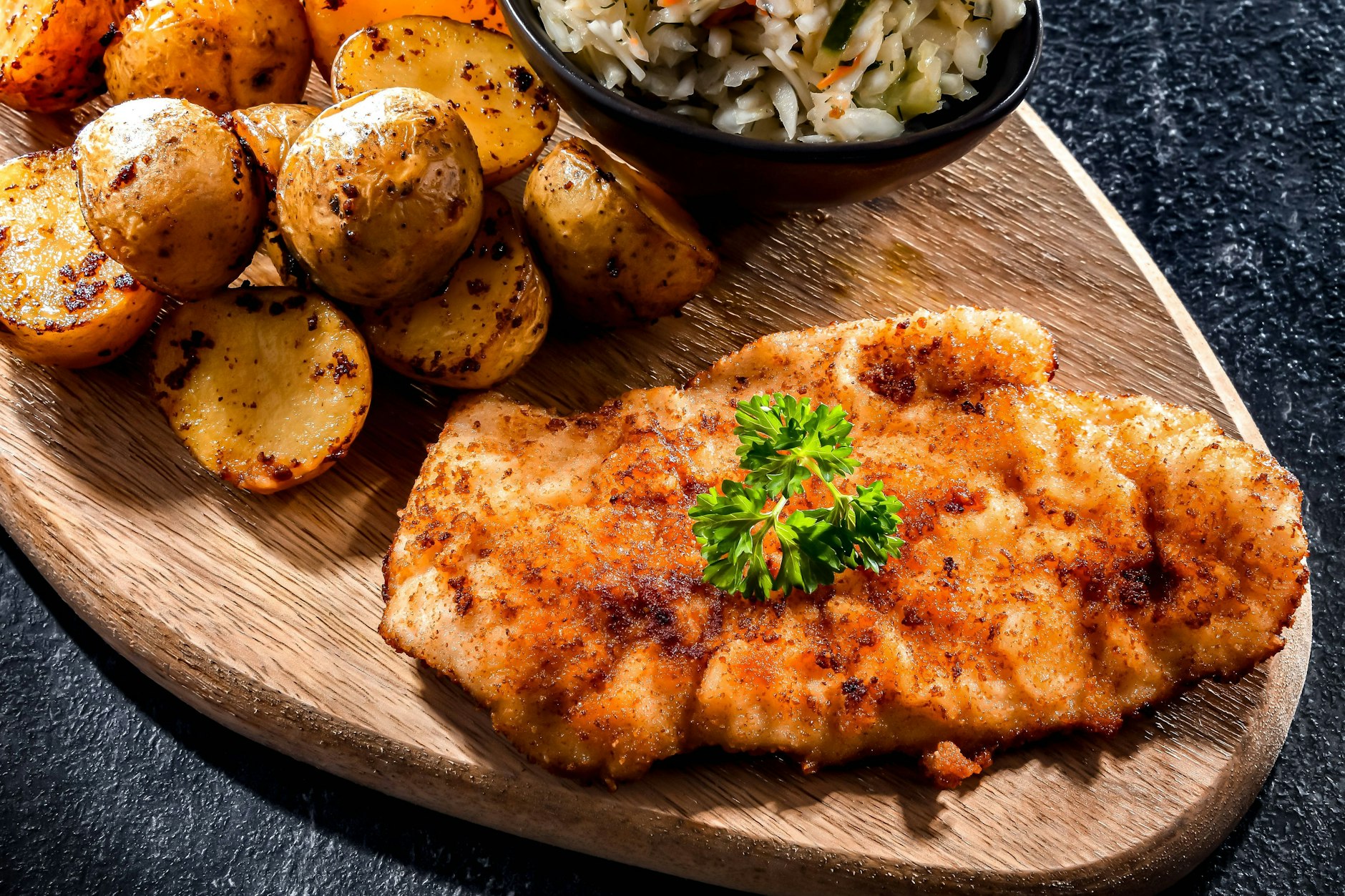 Parmesan-Schnitzel mit Ofenkartoffeln - ein Gericht für Leib und Seele. Dazu passt gut ein frischer Salat. 