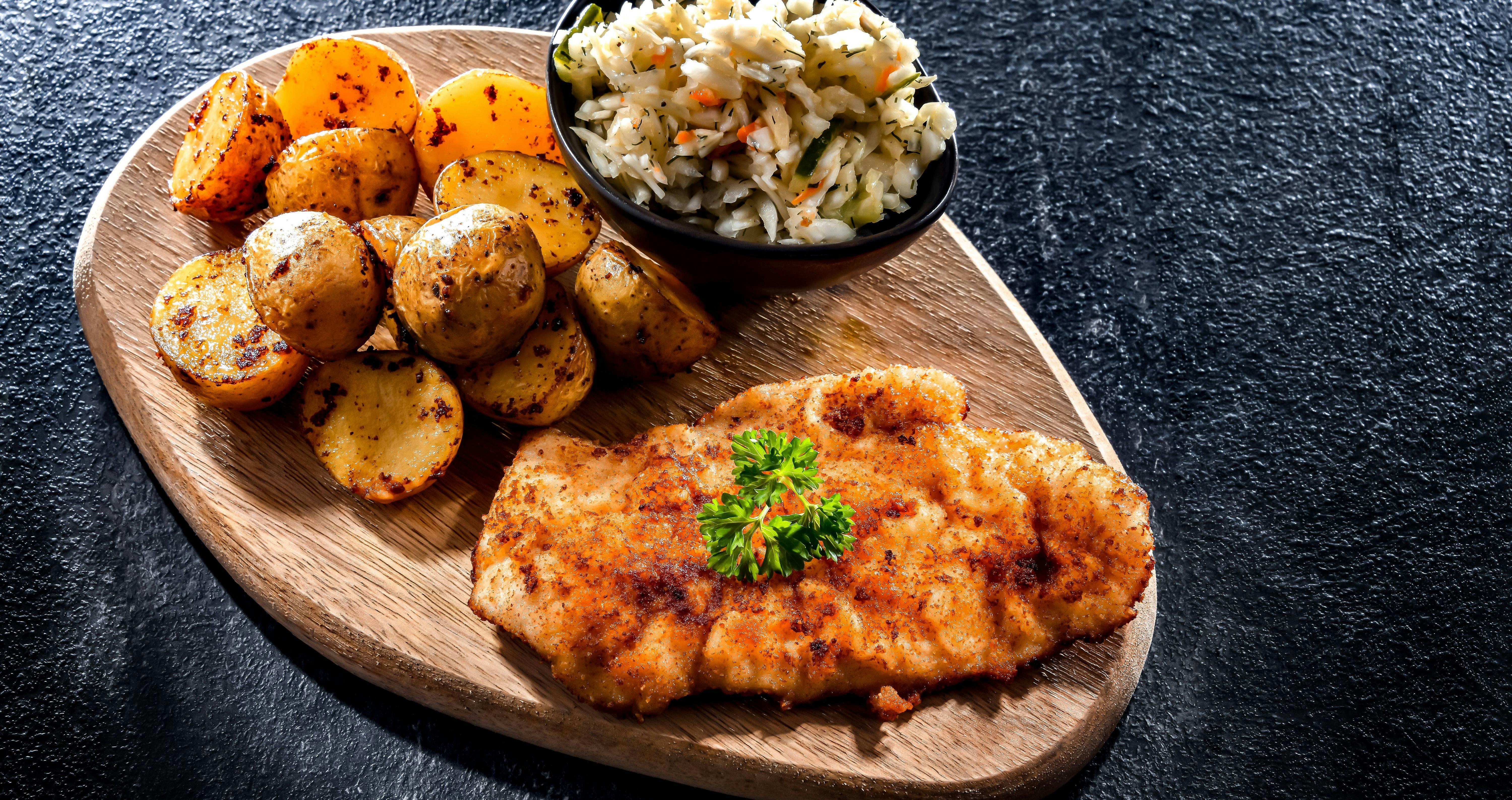 Parmesan-Schnitzel mit Ofenkartoffeln: Dieses Rezept wird Sie begeistern